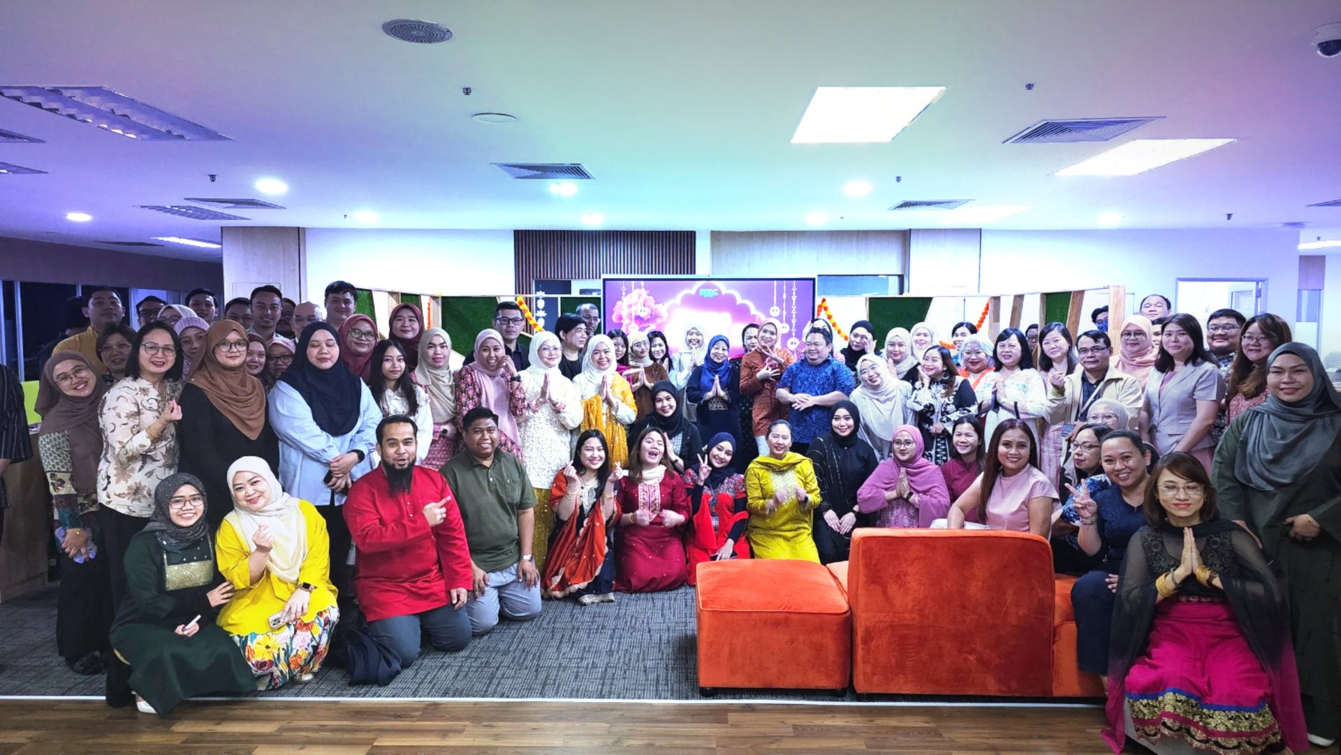 gray computer monitor