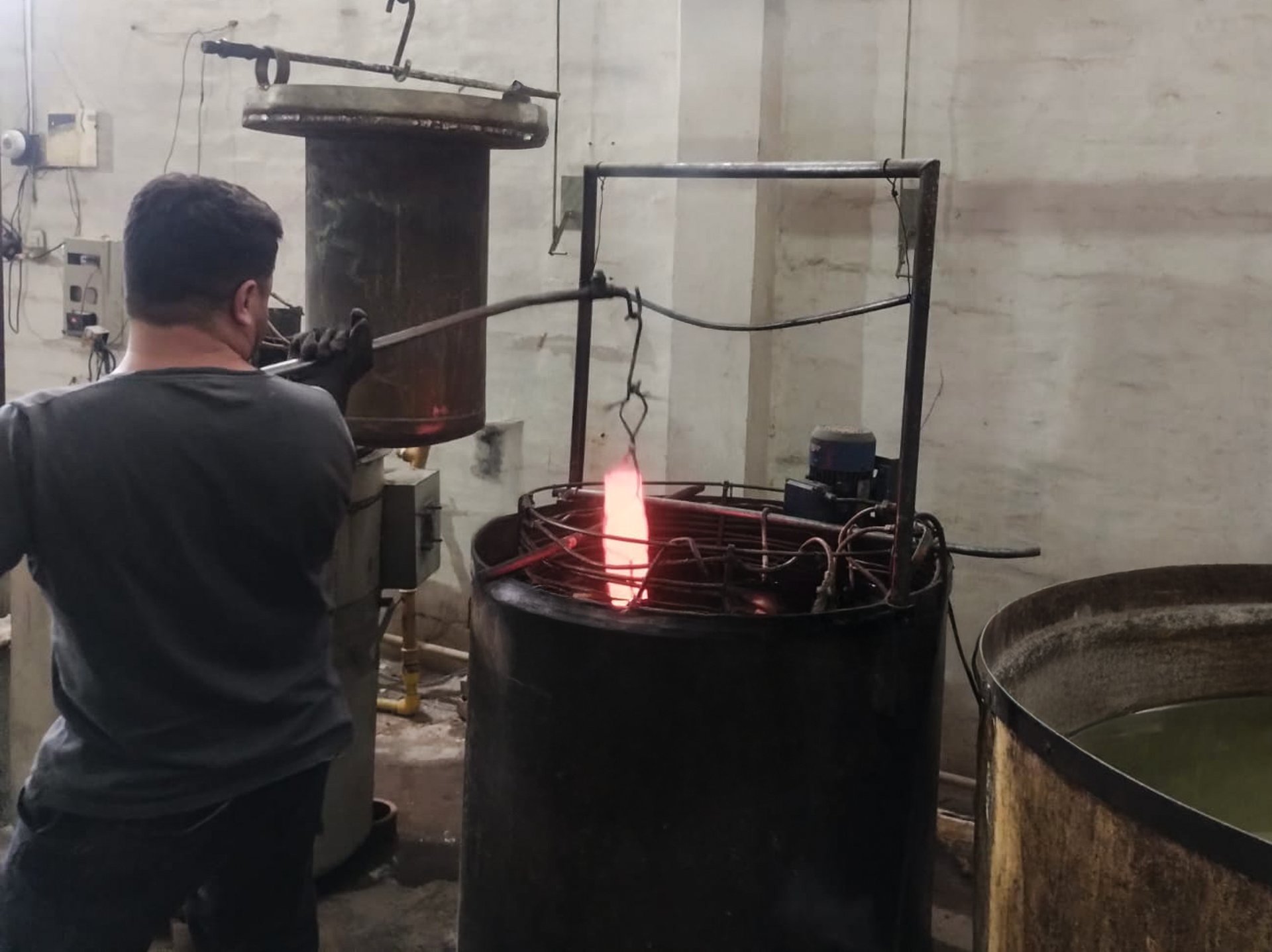 black and brown leather padded tub sofa