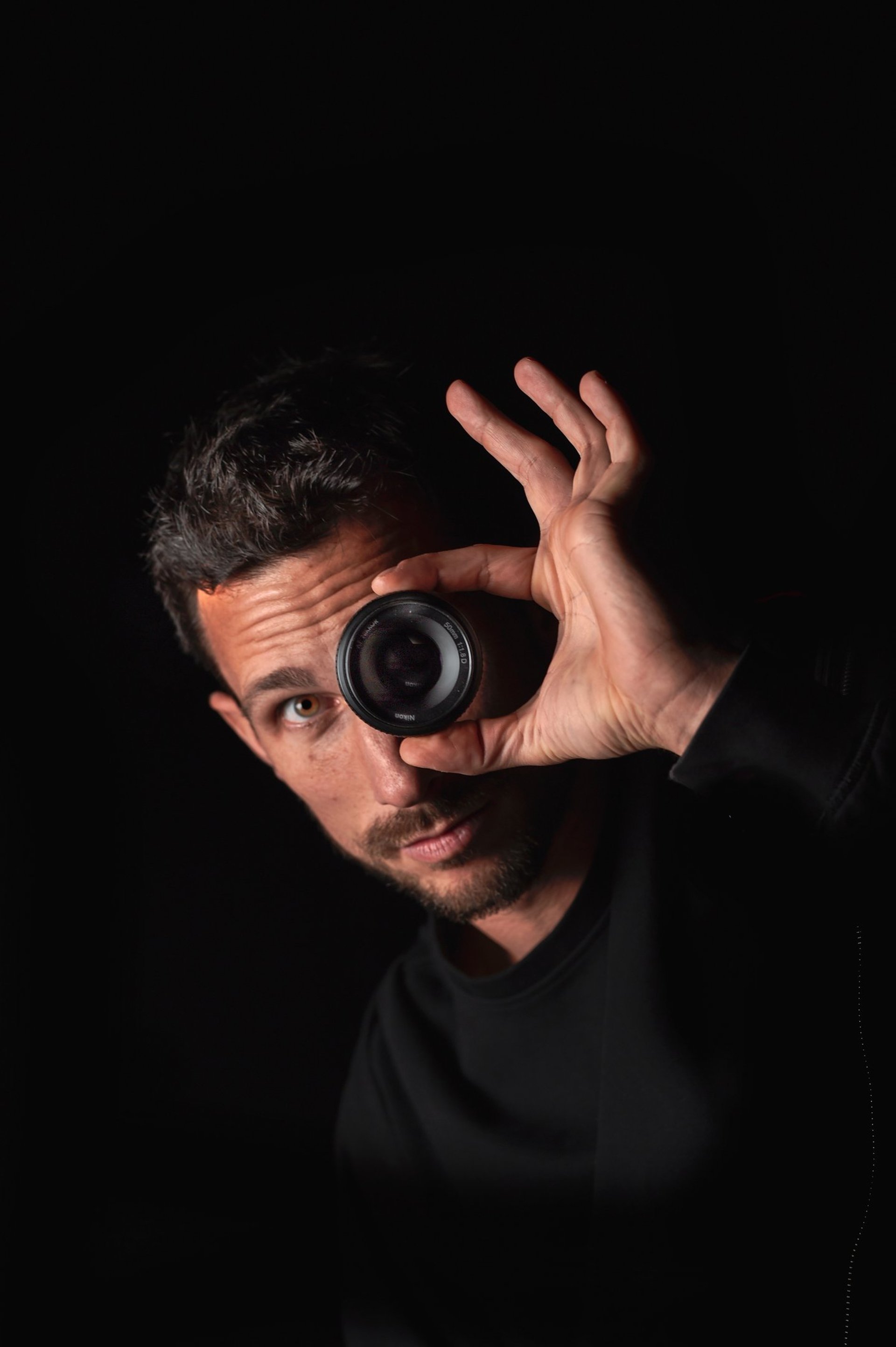 a black and white photo of a camera