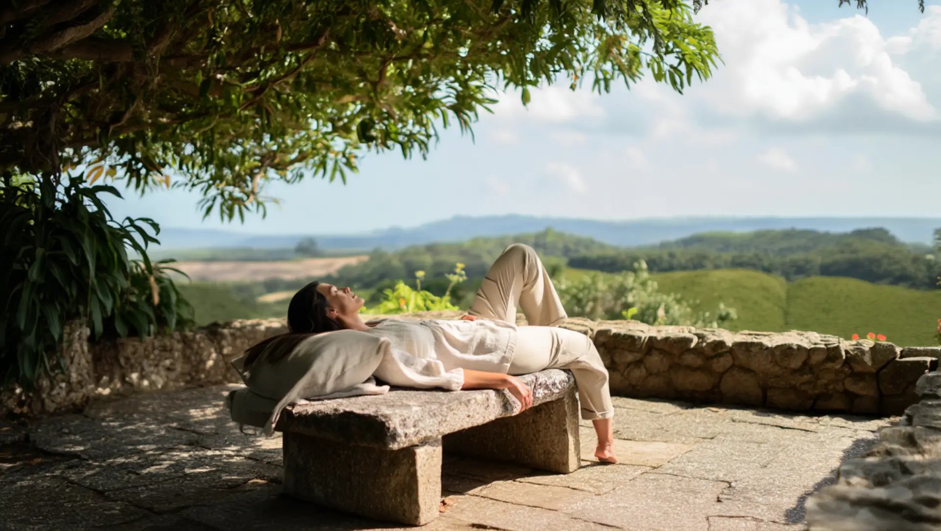 une femme allongée sur un banc se relaxe dans un univers de verdure