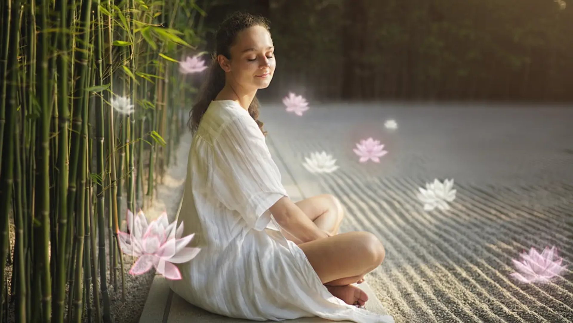 une femme assise sur le sable cloturée de bamboue couleur vert