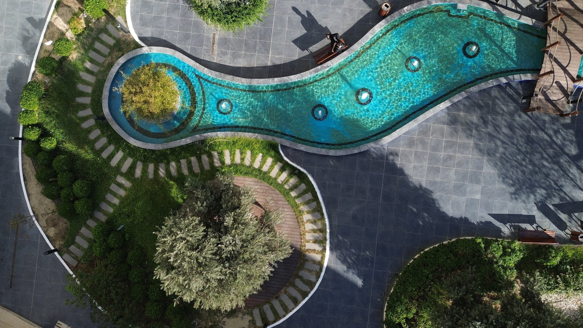 gray computer monitor