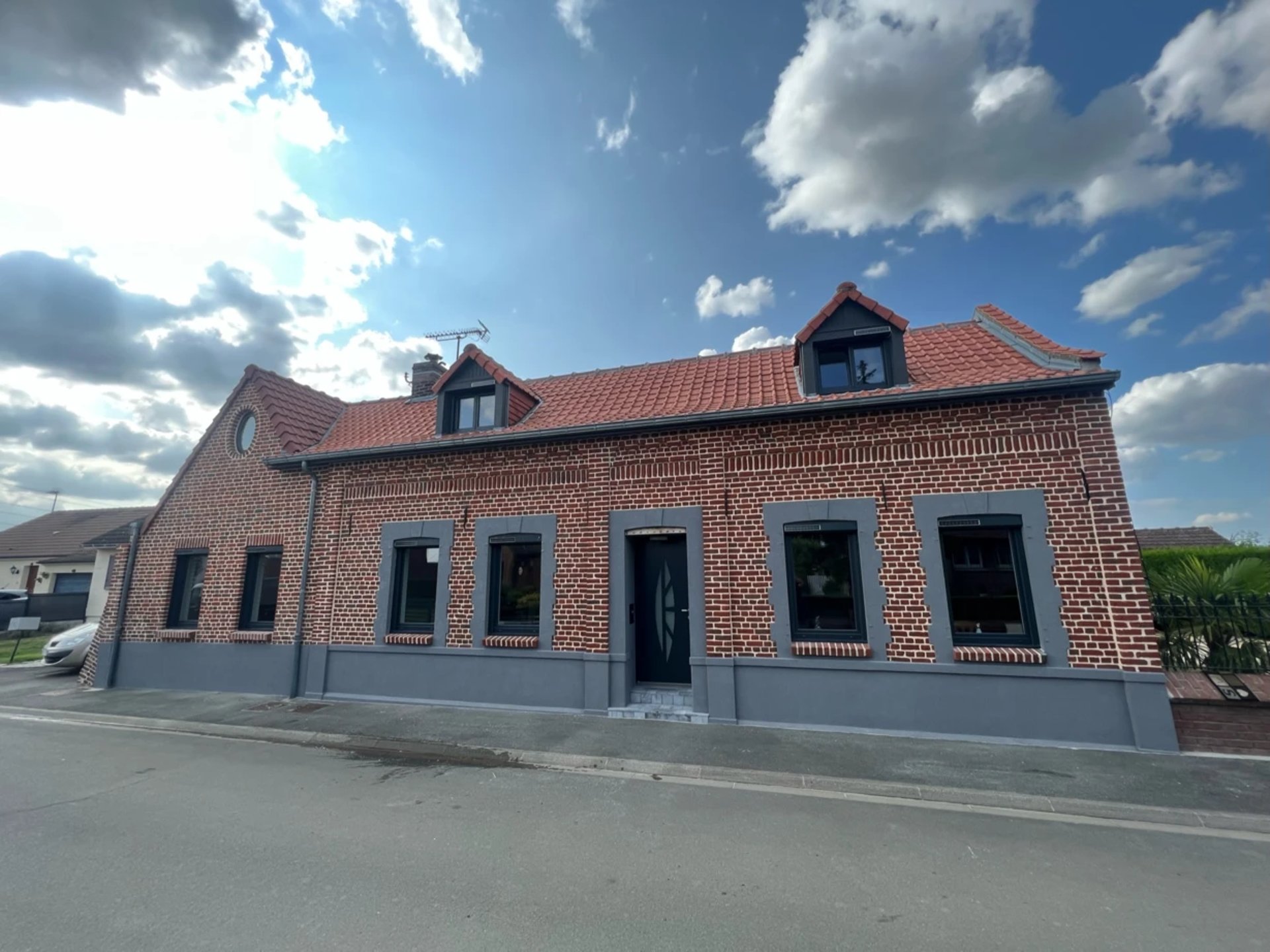 Maison large avec menuiseries rénovées en aluminium