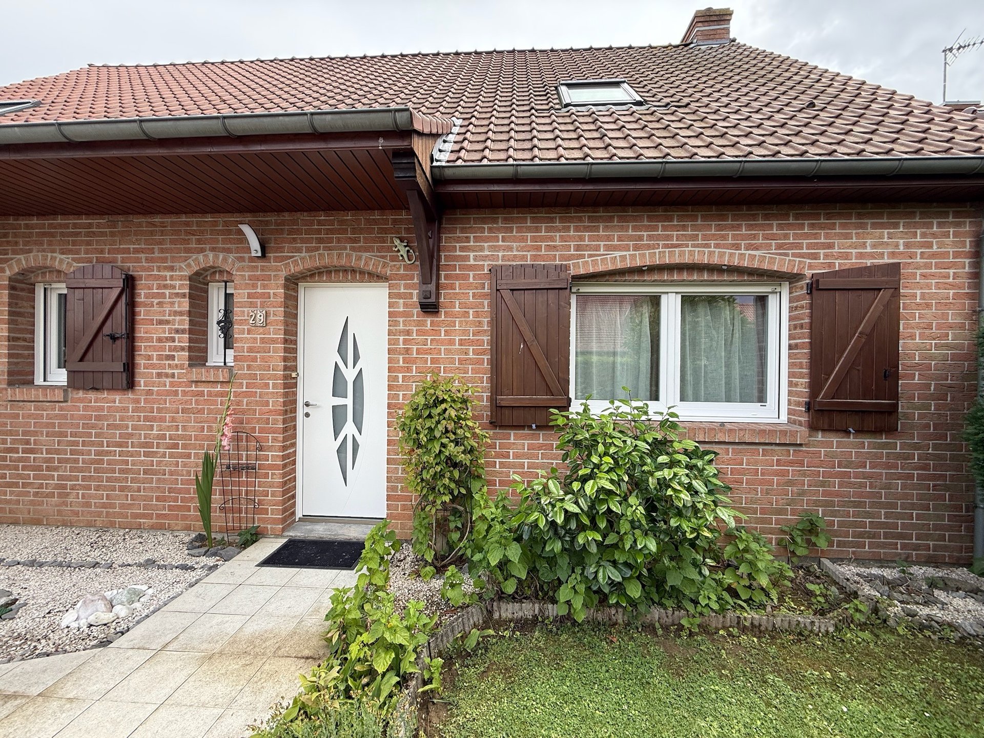Maison large avec menuiseries rénovées en aluminium