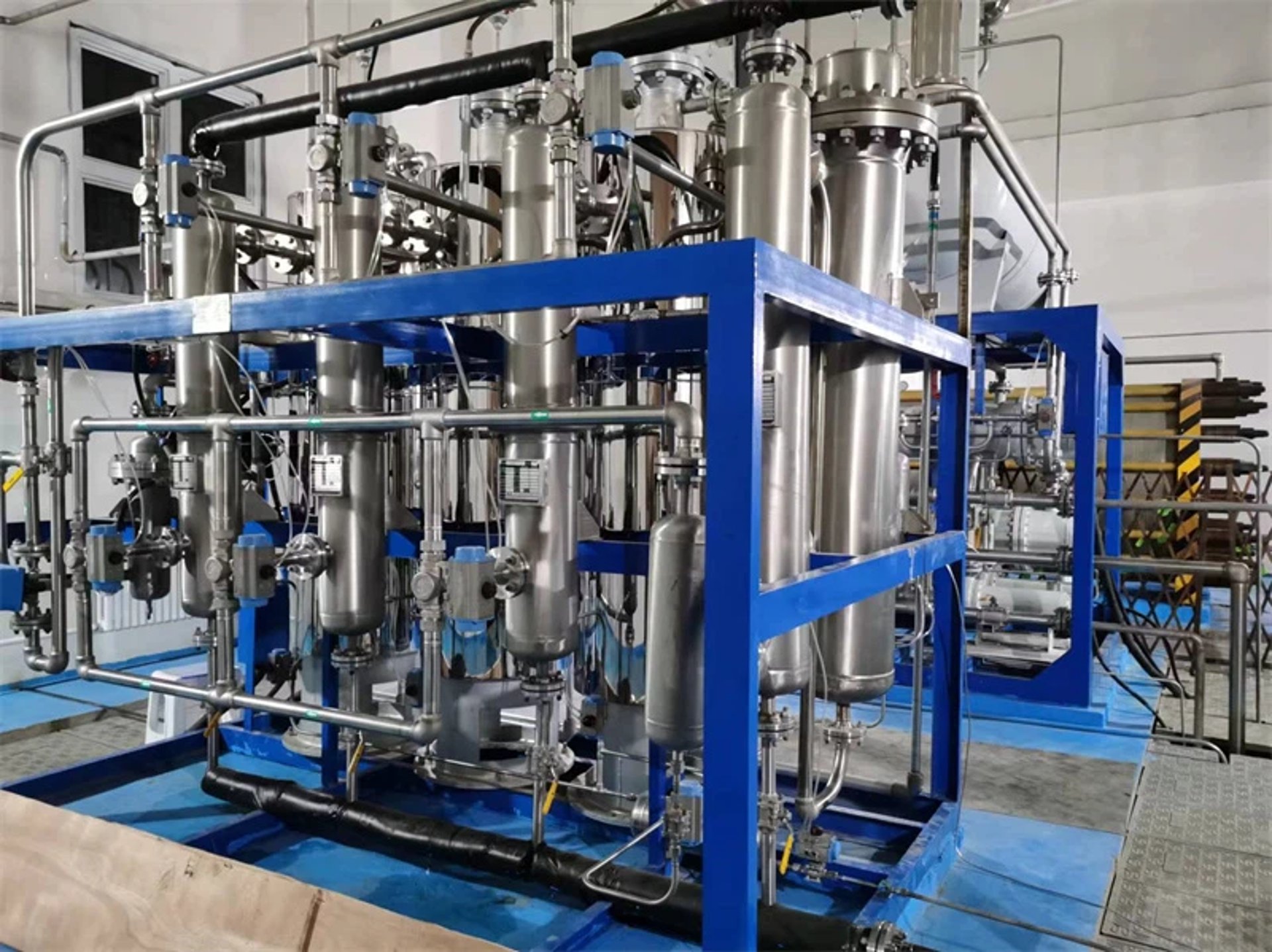 an abstract photo of a curved building with a blue sky in the background