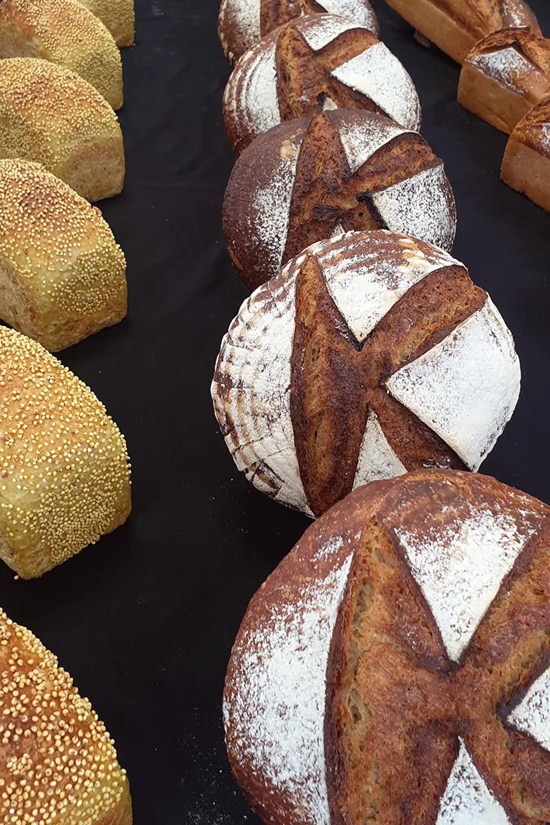 Pain artisanal au maïs et pain au khorasan Façon, boulangerie artisanale Paris 11, levain naturel et farines anciennes