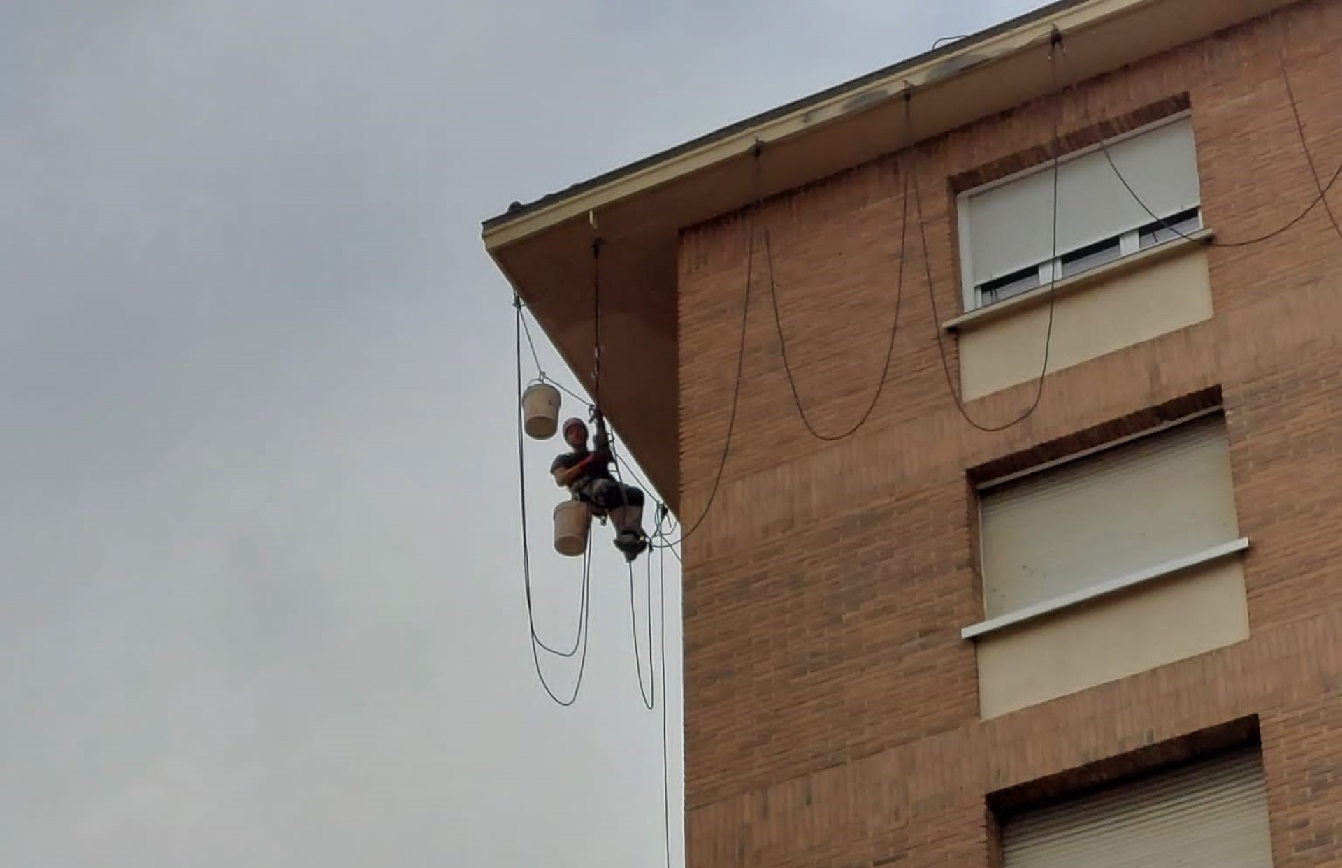 gray computer monitor