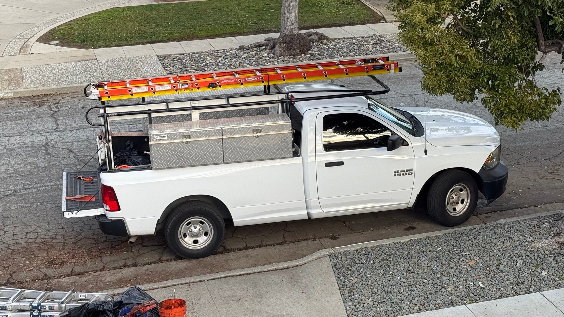white wall paint near white window blinds