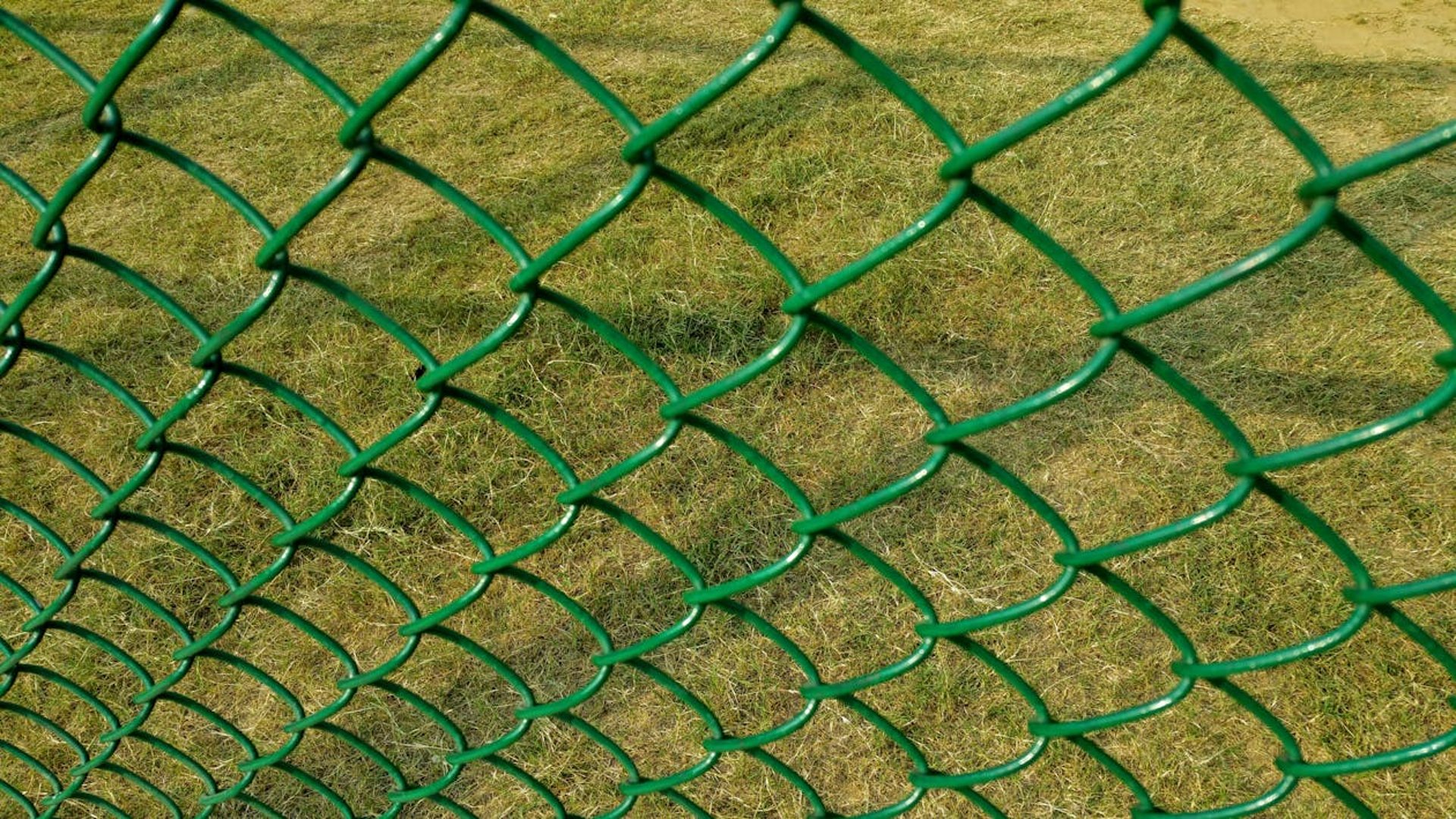 a bunch of barbed wire sitting on top of a field