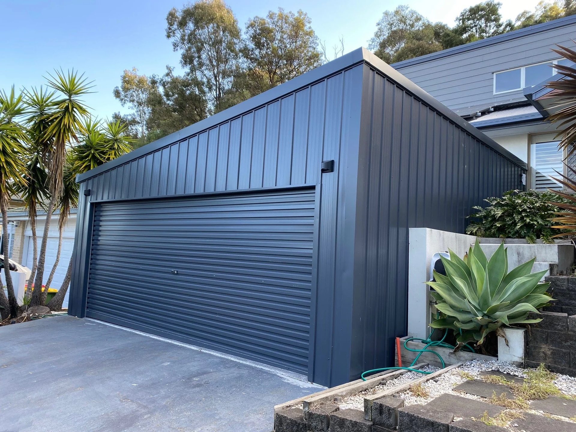 gray computer monitor