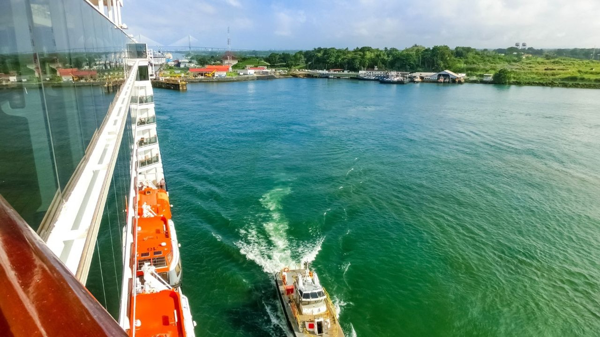 Foto do navio navegando em direção ao porto.