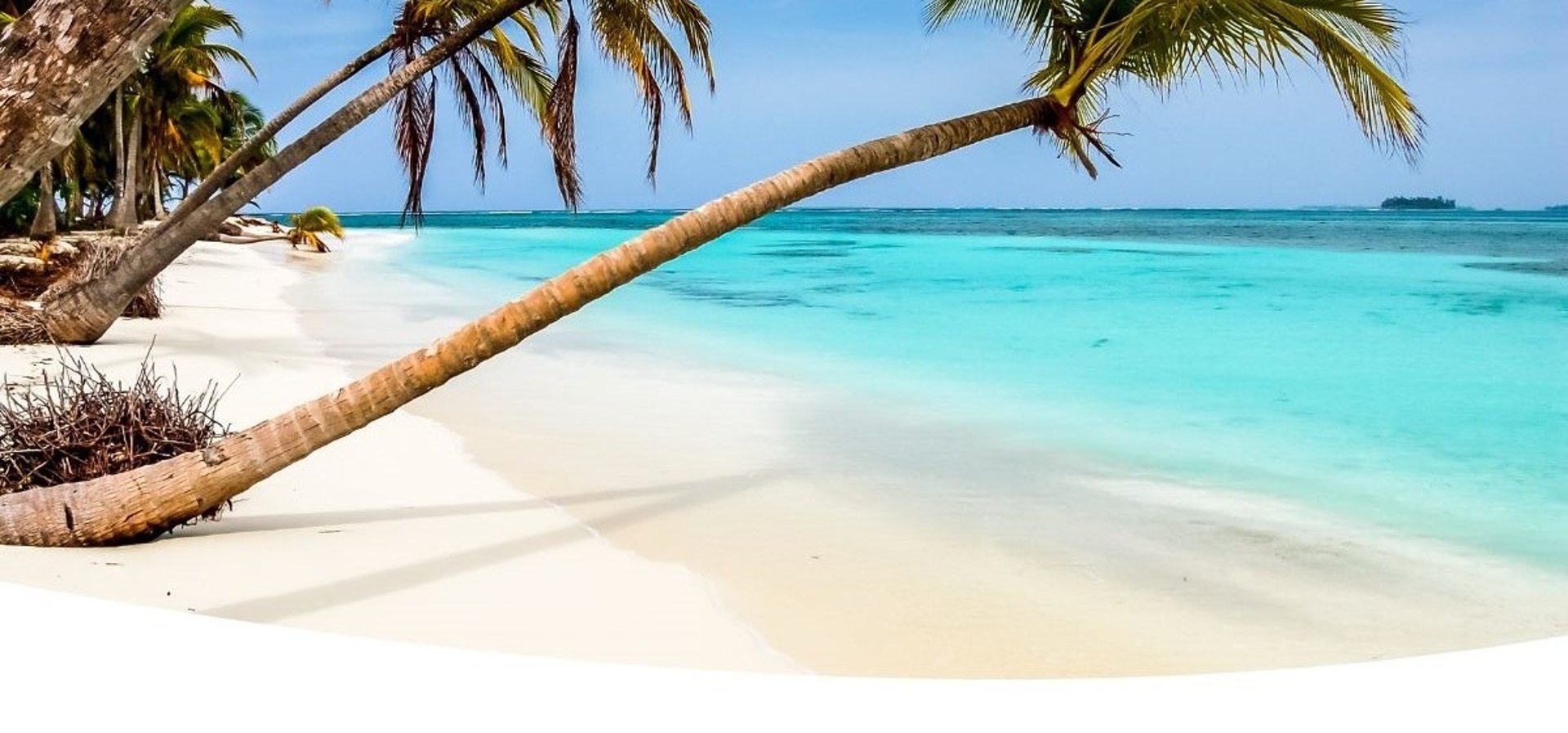 Foto praia no caribe com navio de cruzeiro ao fundo.