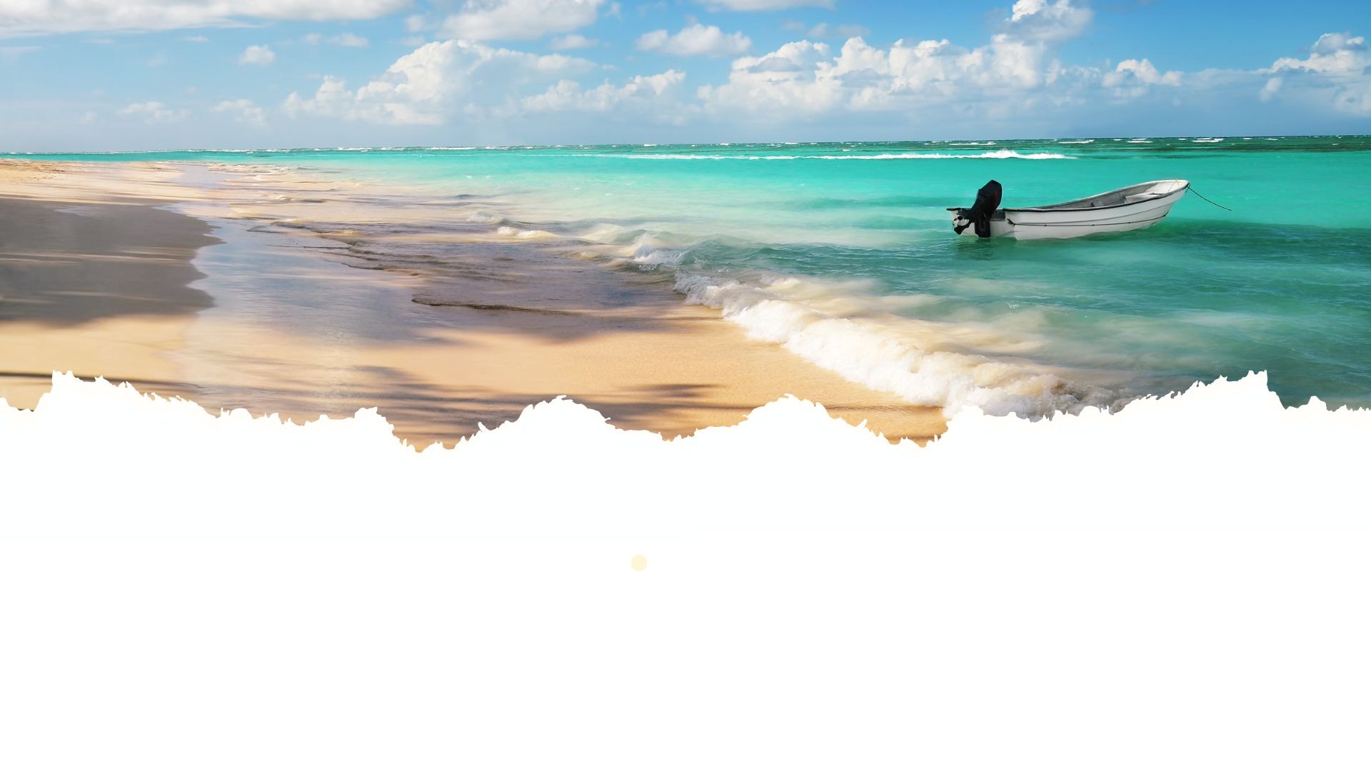 Foto praia com mar azul ao fundo com barco ancorado na areia em Ilha no Caribe.