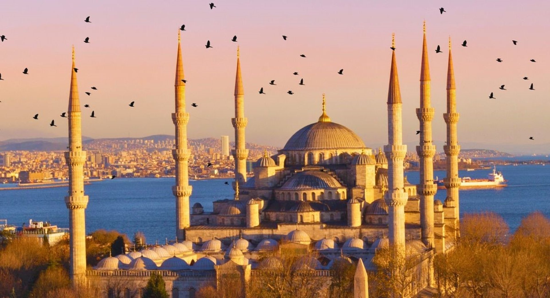 Pôr do sol sobre a Mesquita Azul (Sultanahmet), em Istambul.