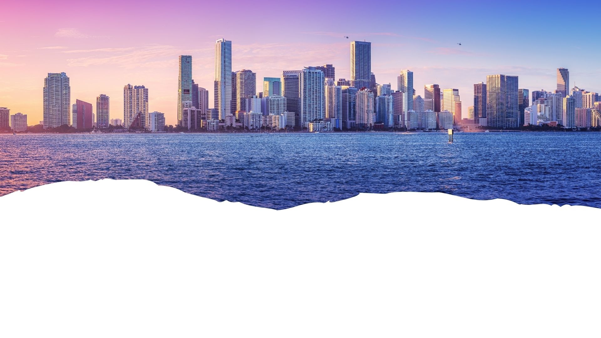 Vista do mar ao amanhecer, com aproximação do navio ao porto de Miami.