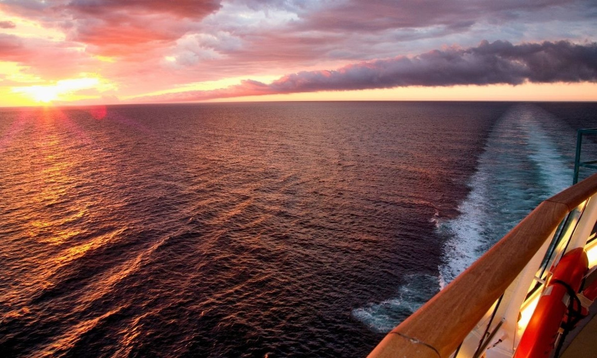 Foto do navio navegando no por do sol, página inicial.