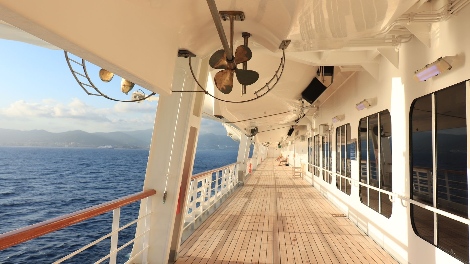 Vista do deck do navio em navegação.
