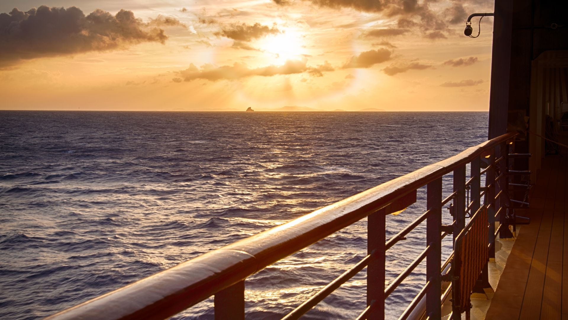 foto do navio navegando ao por do sol port side, contato.