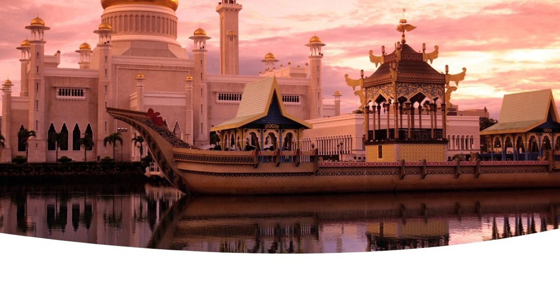 Templo envolto em neblina visto do rio durante passeio de barco em Brunei.