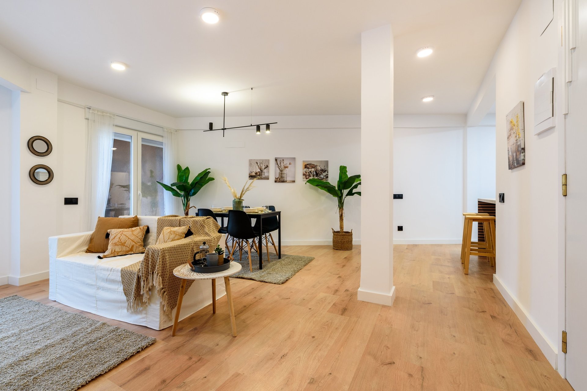 gray computer monitor