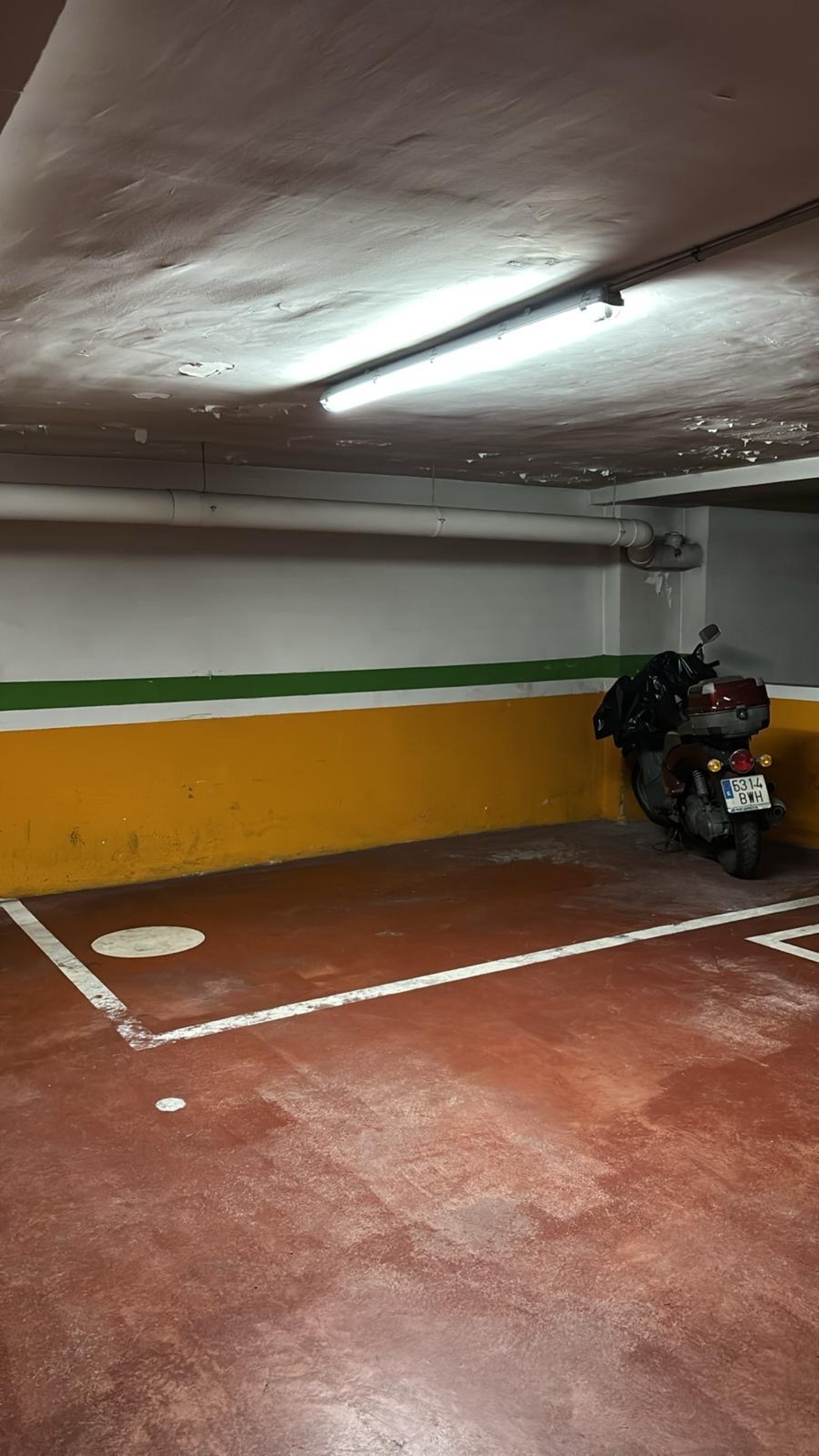 gray computer monitor