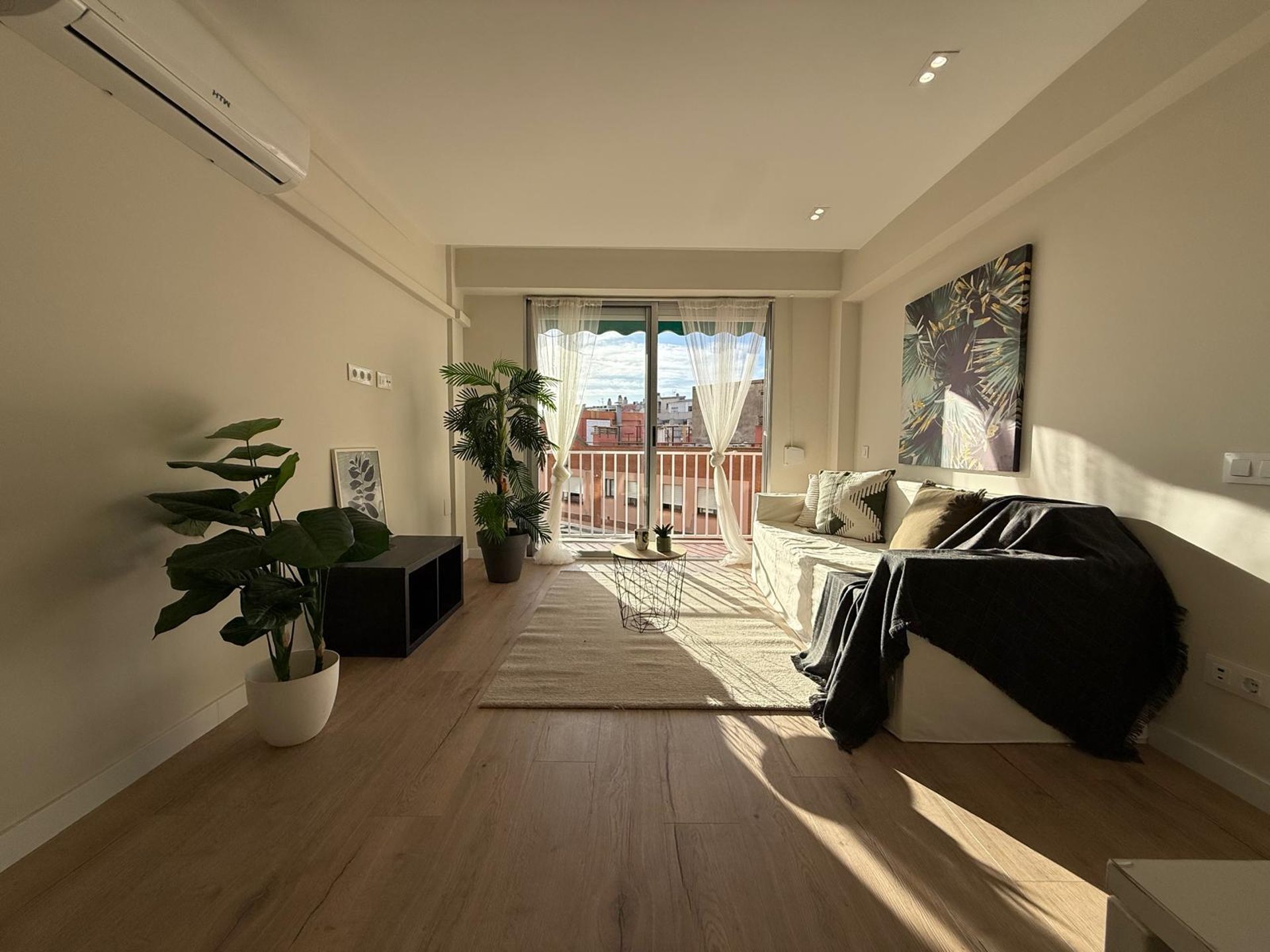 gray computer monitor