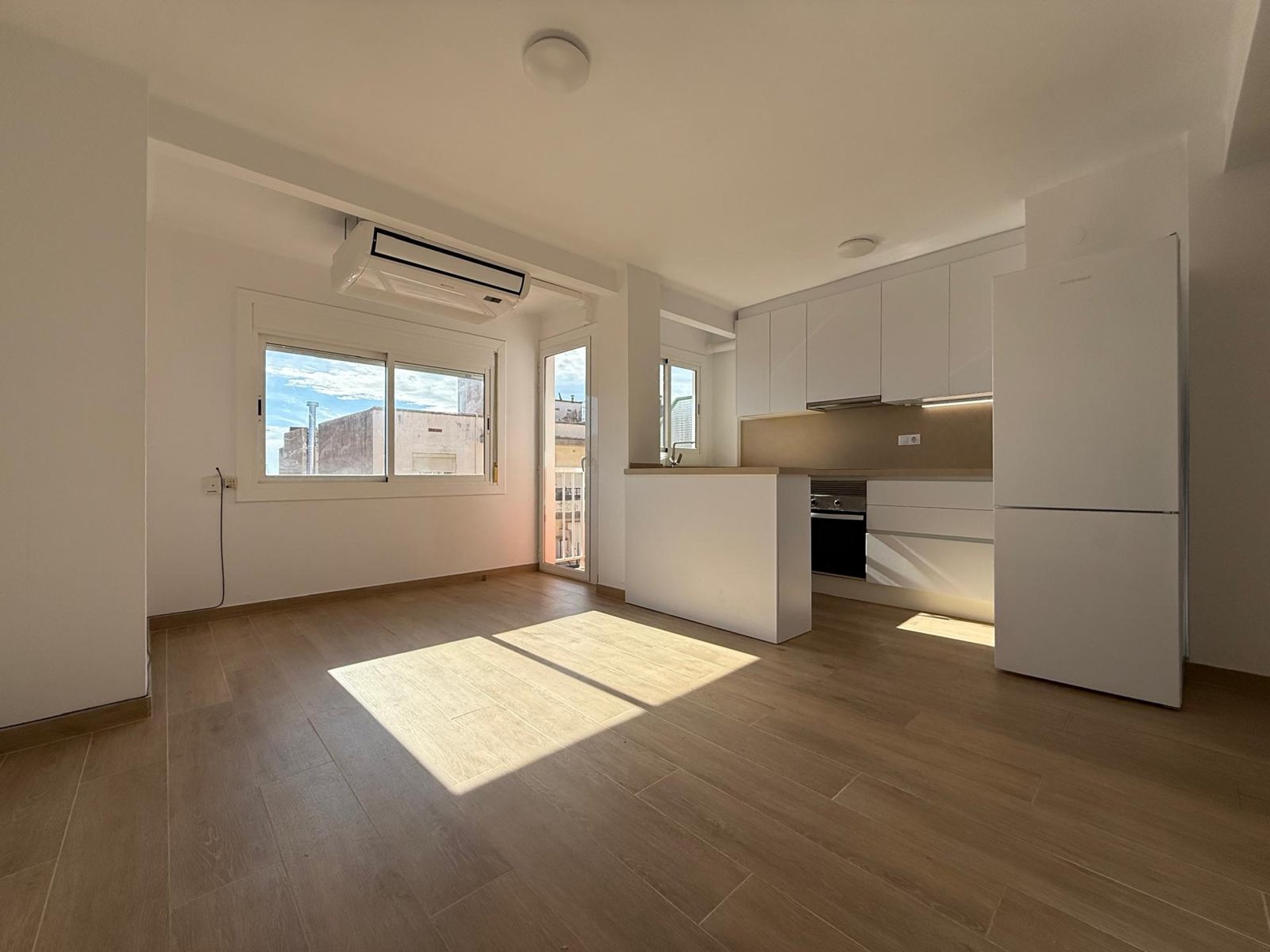 gray computer monitor