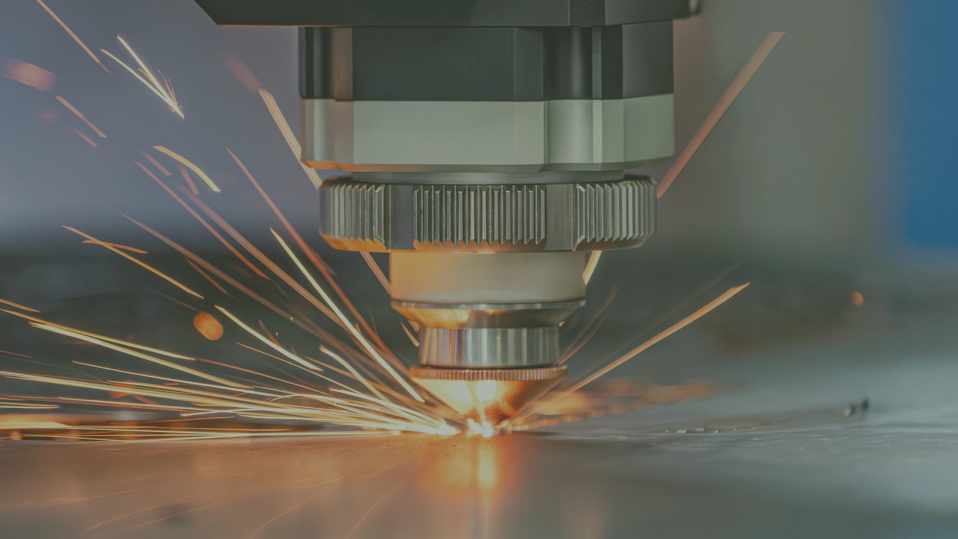 Cortadora láser cnc maquilando celosías metálicas