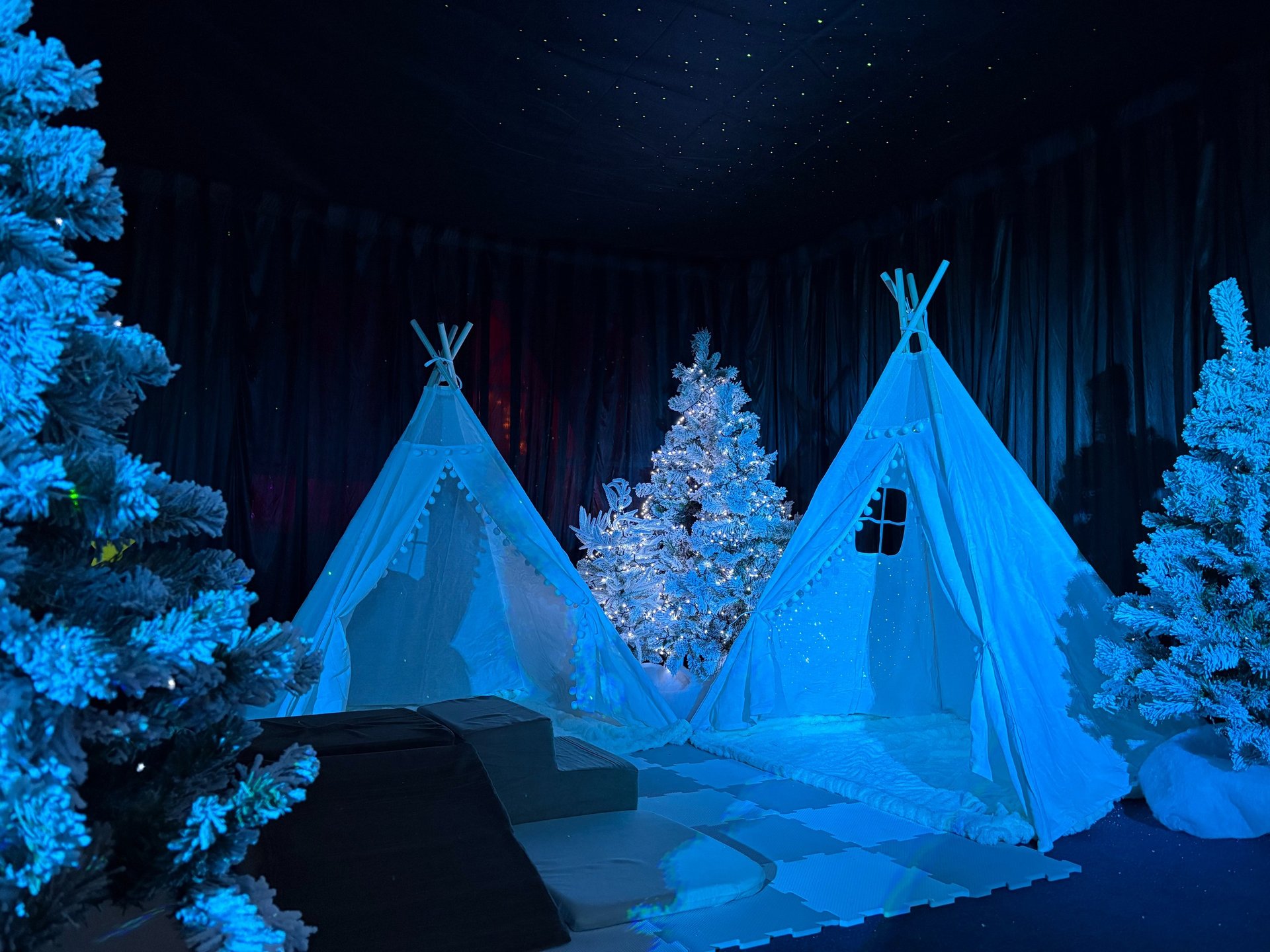 black and white bed linen