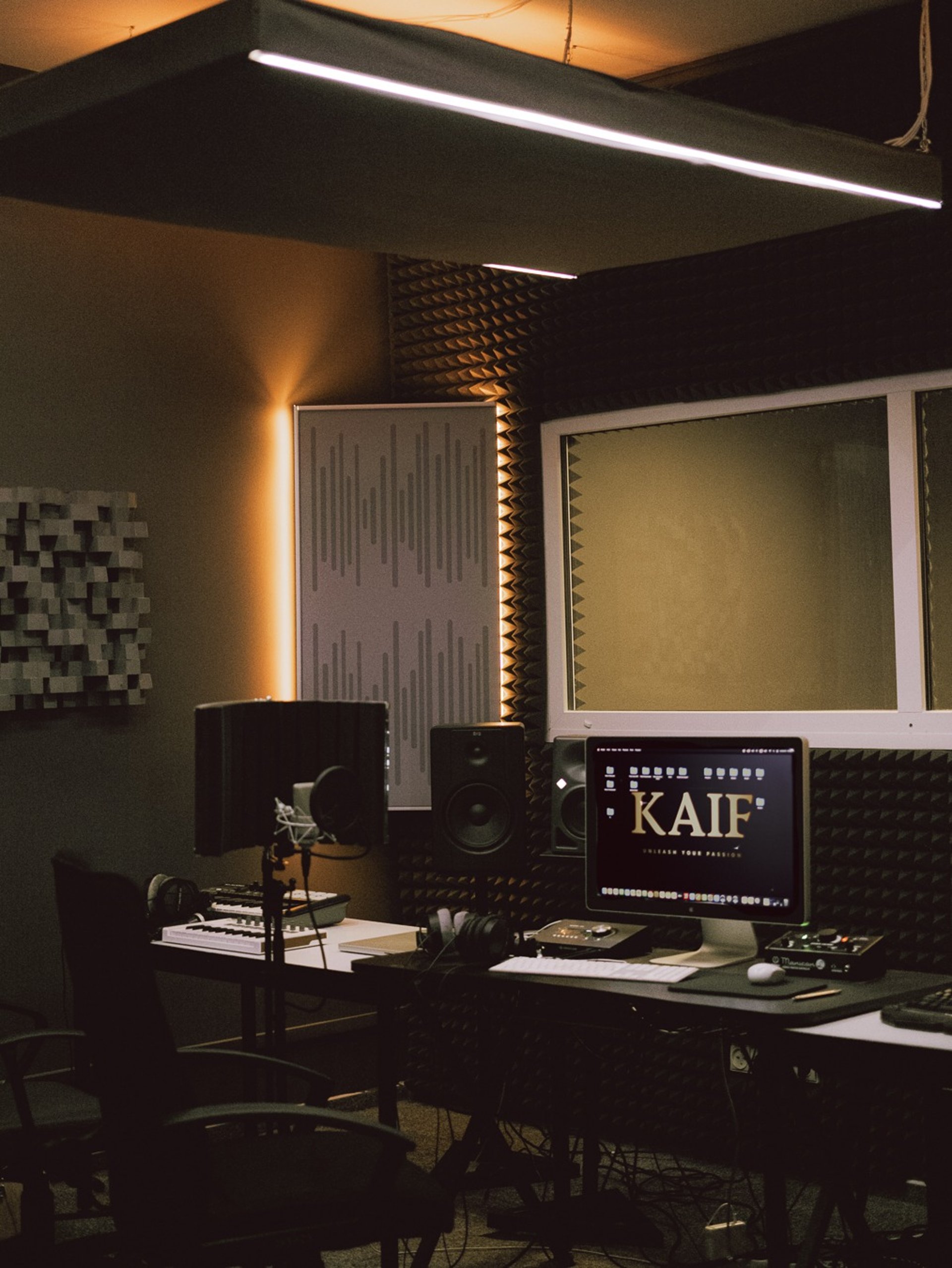 black and brown leather padded tub sofa