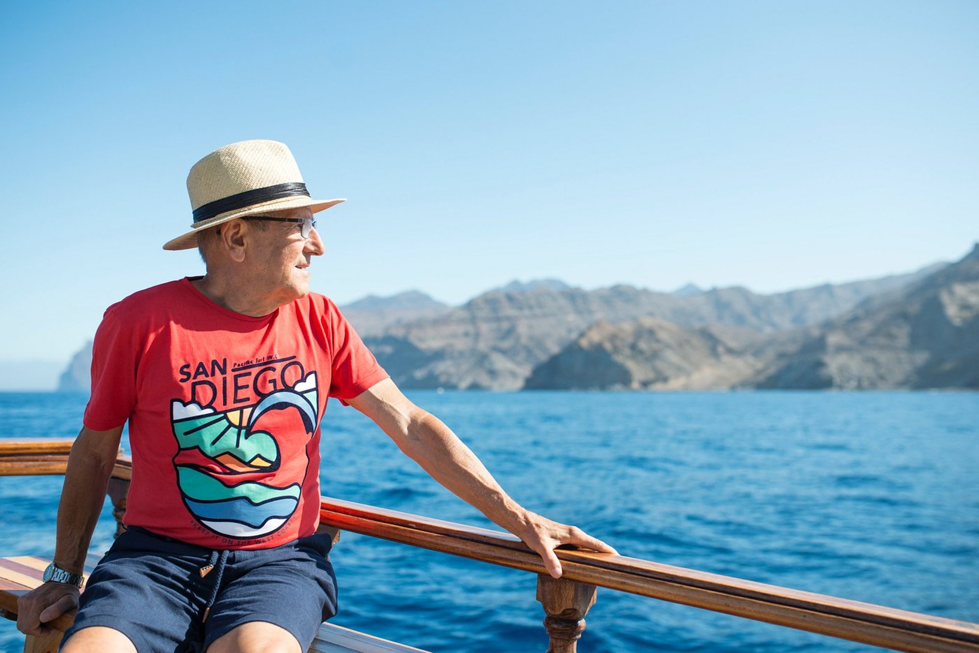 hombre viendo el mar 