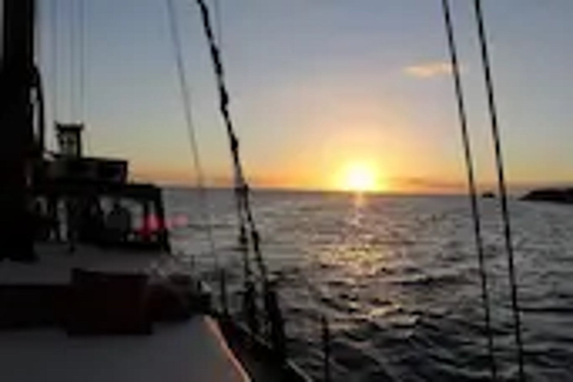 sunset en el barco mondragon en mogan 