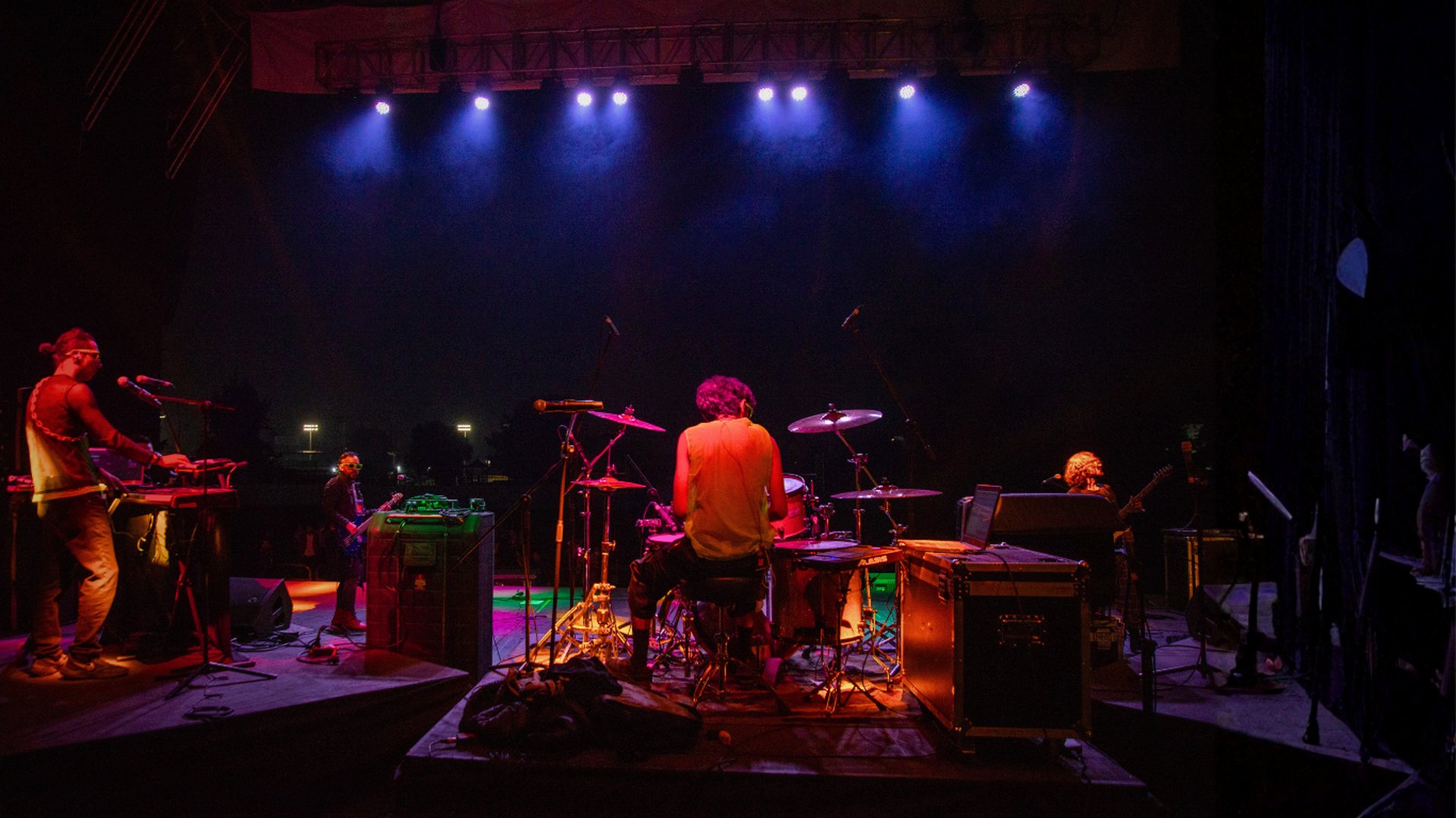 black and white bed linen