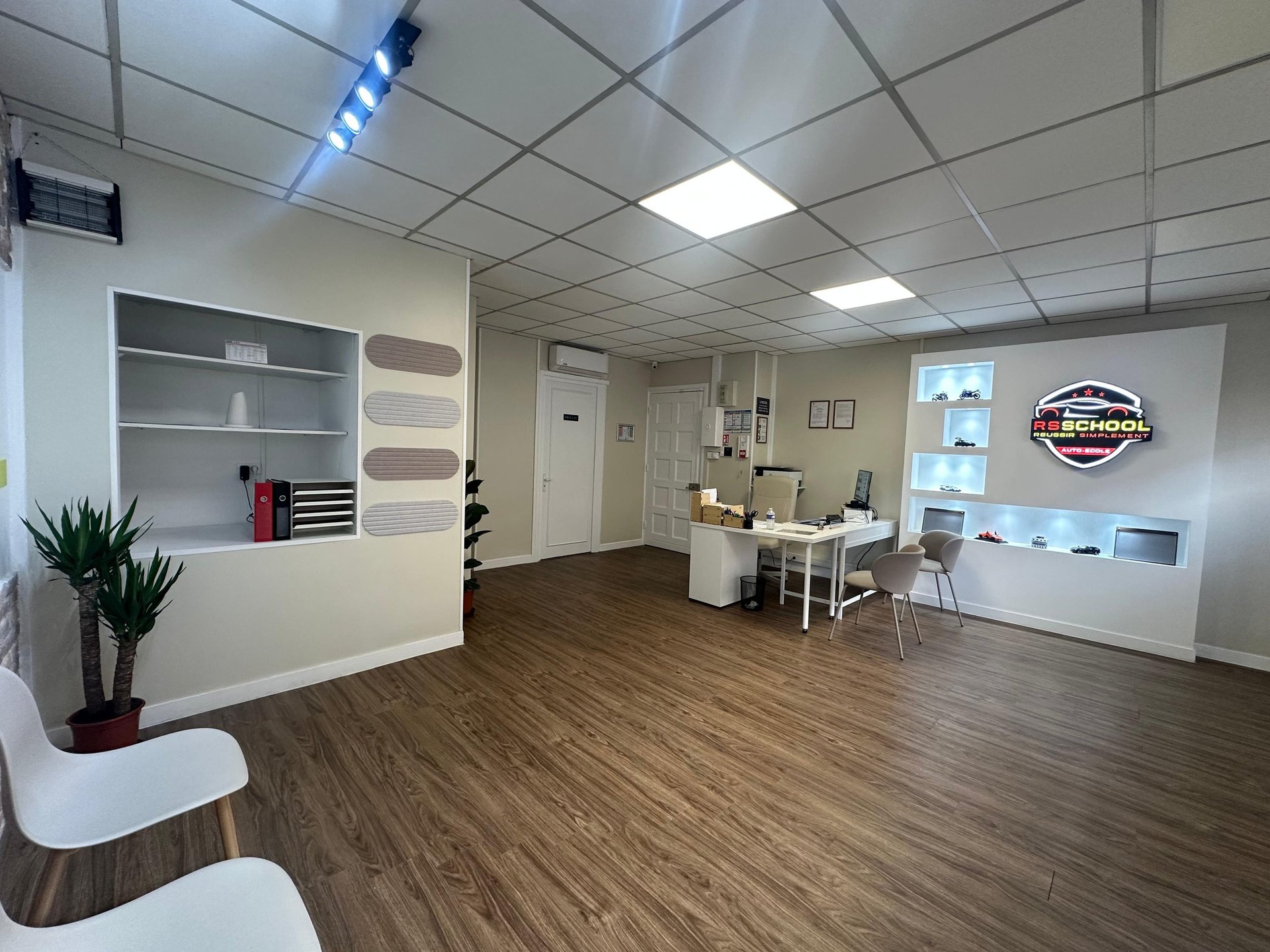 gray computer monitor