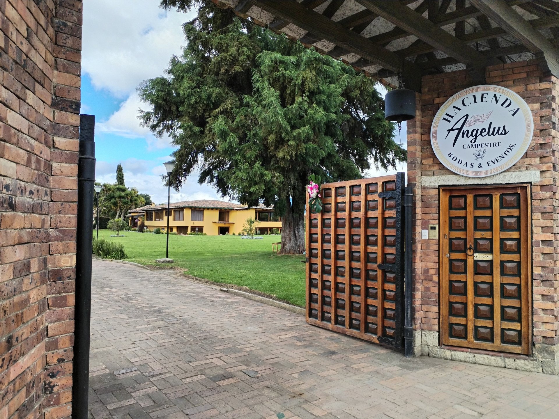 black and brown leather padded tub sofa