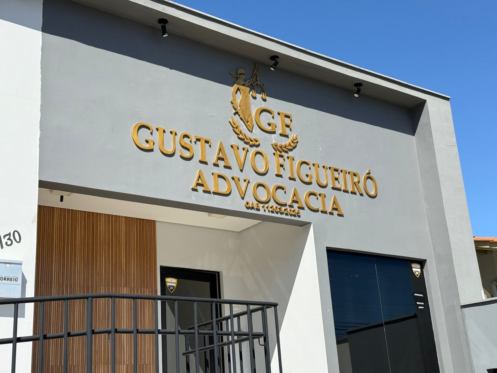 gray computer monitor