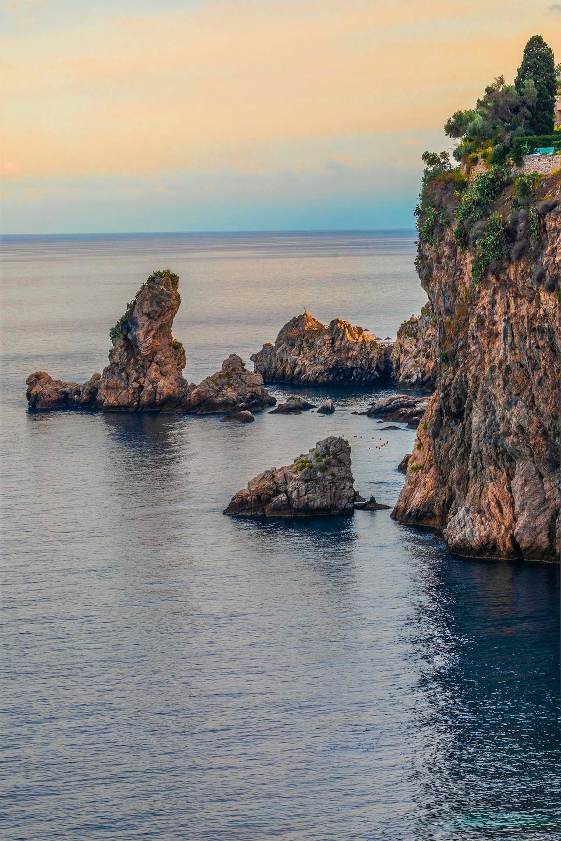 gray computer monitor