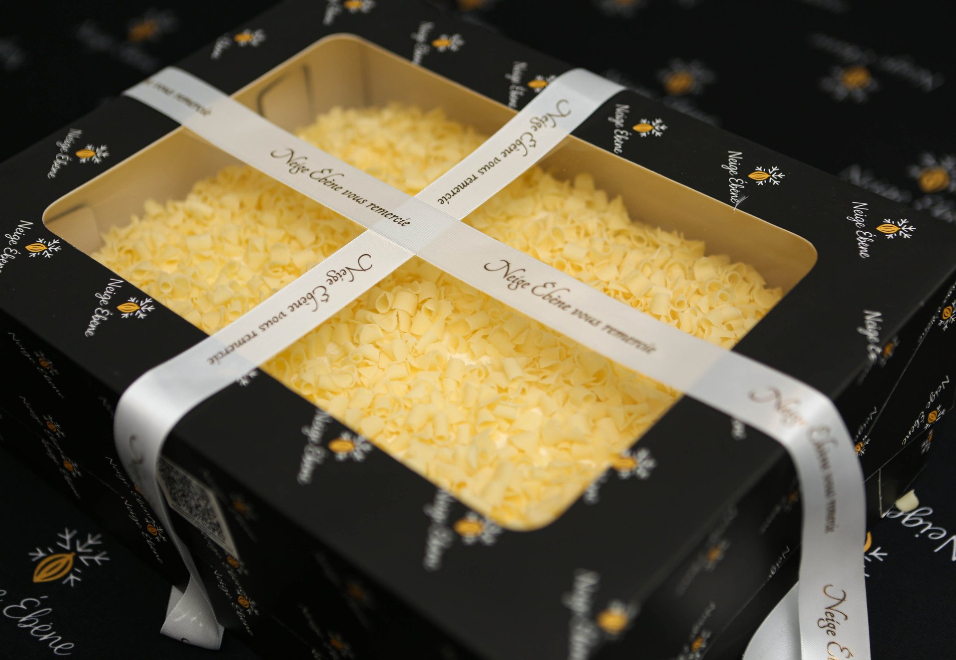 black and white bed linen