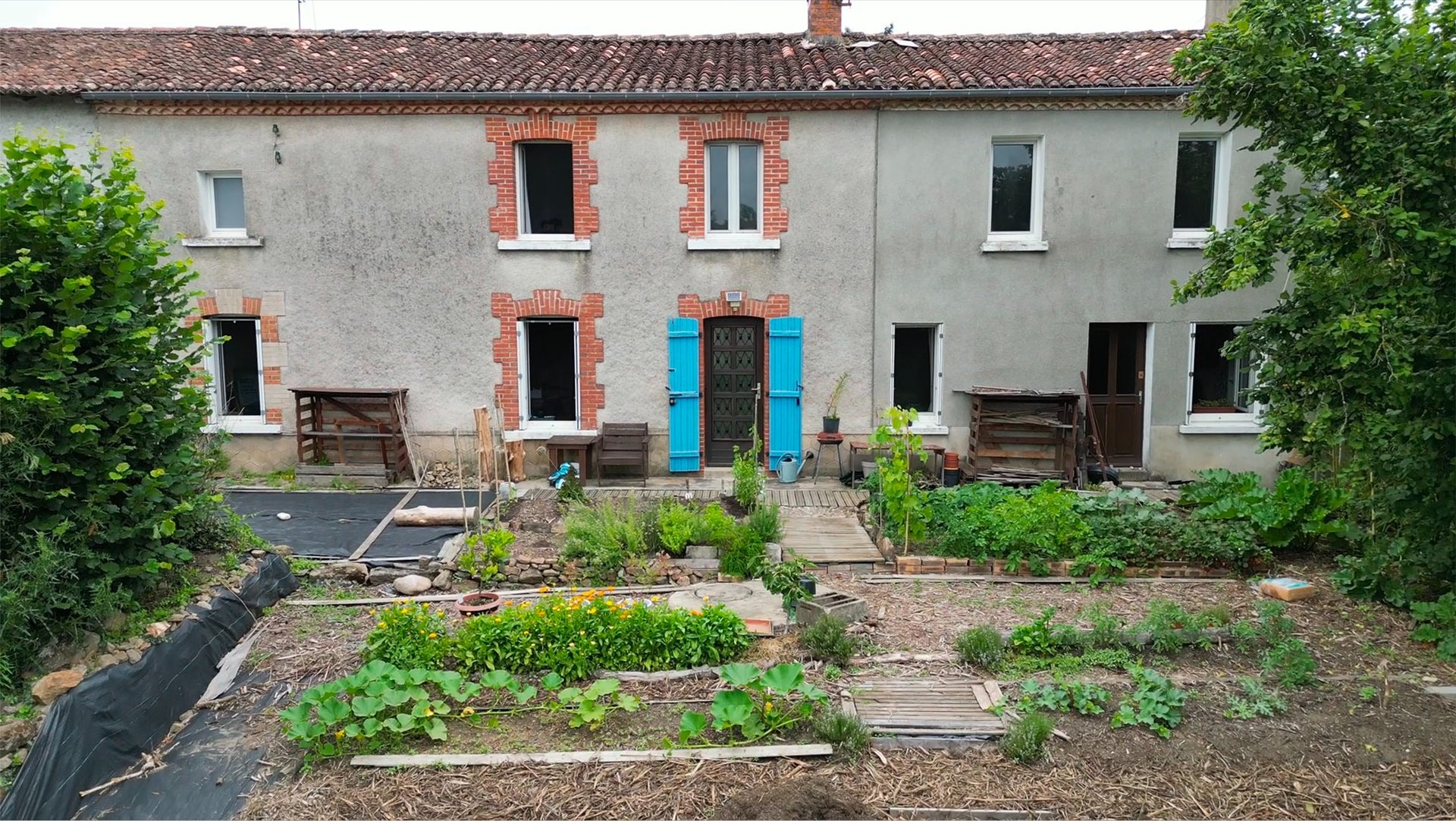 black and white bed linen