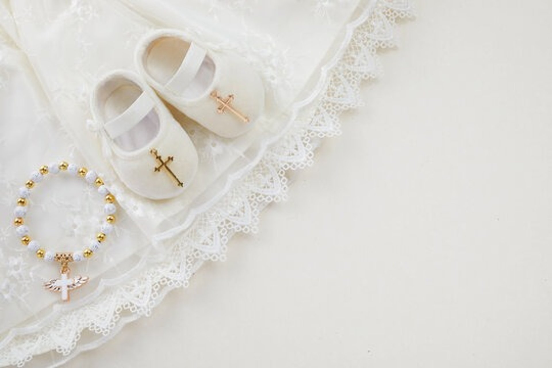 gold-colored bridal ring set on pink rose flower bouquet