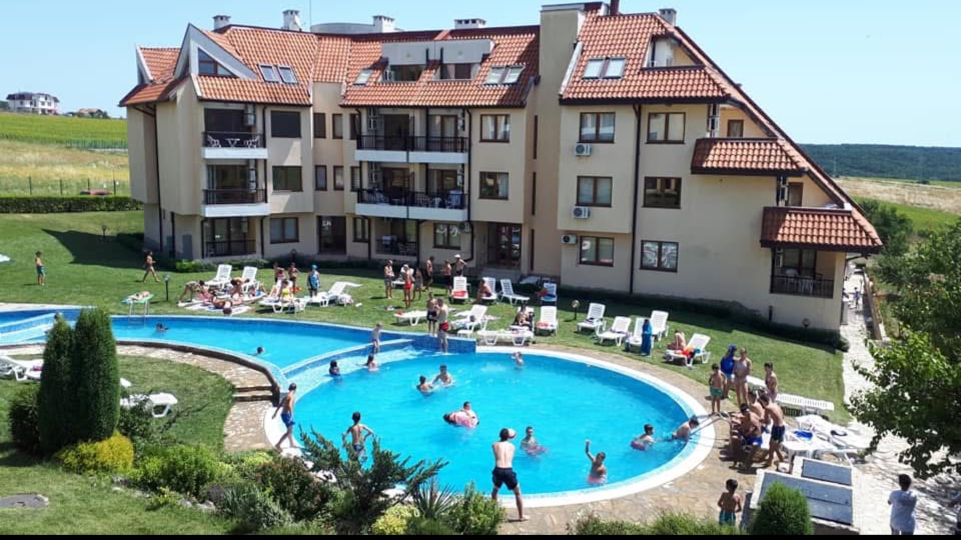 gray computer monitor