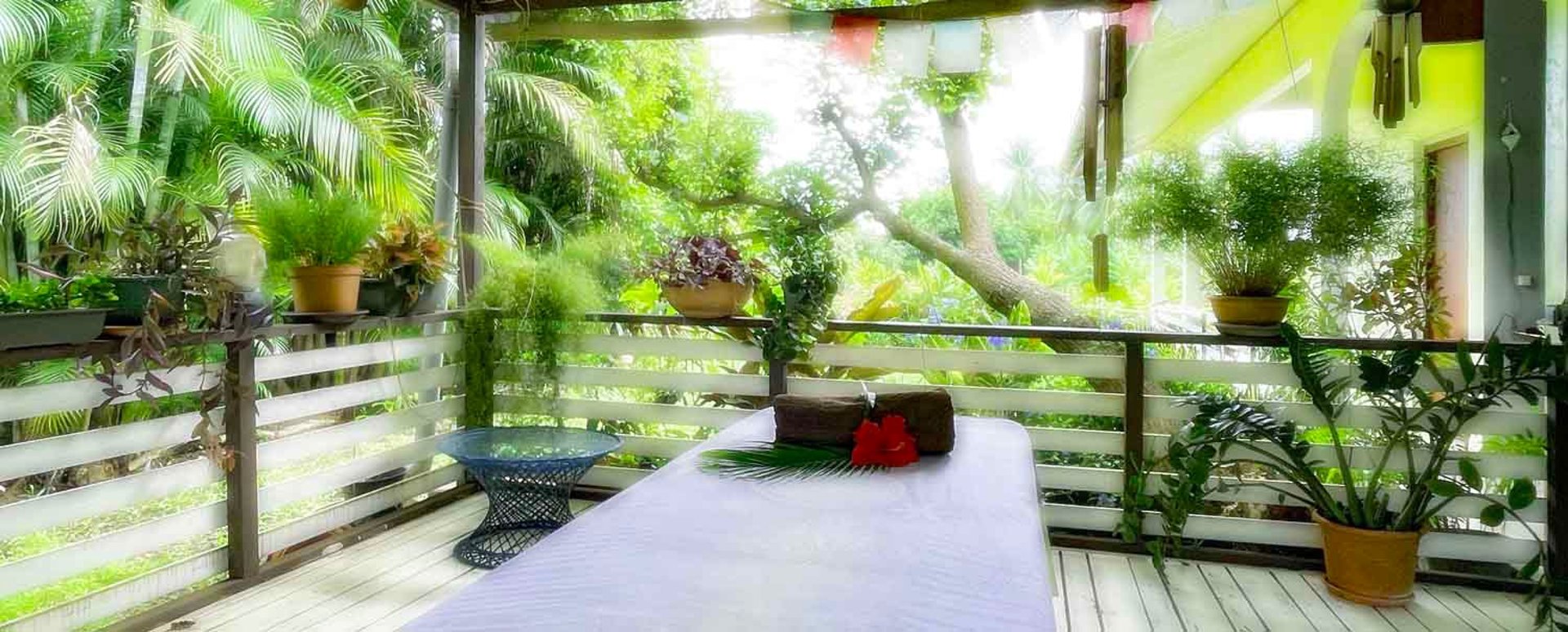 Relaxation profonde au sein d'une nature tropicale durant un massage holistique à Moorea