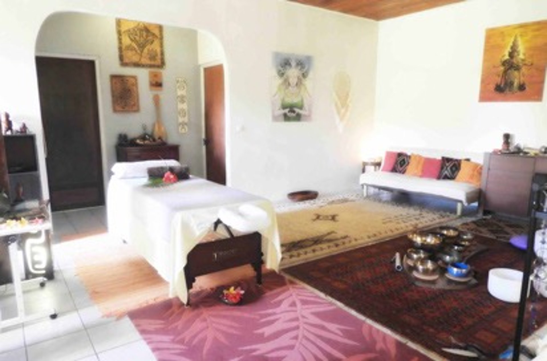 Espace de bien-être confortable et calme pour des massages et soins holistiques à Moorea 