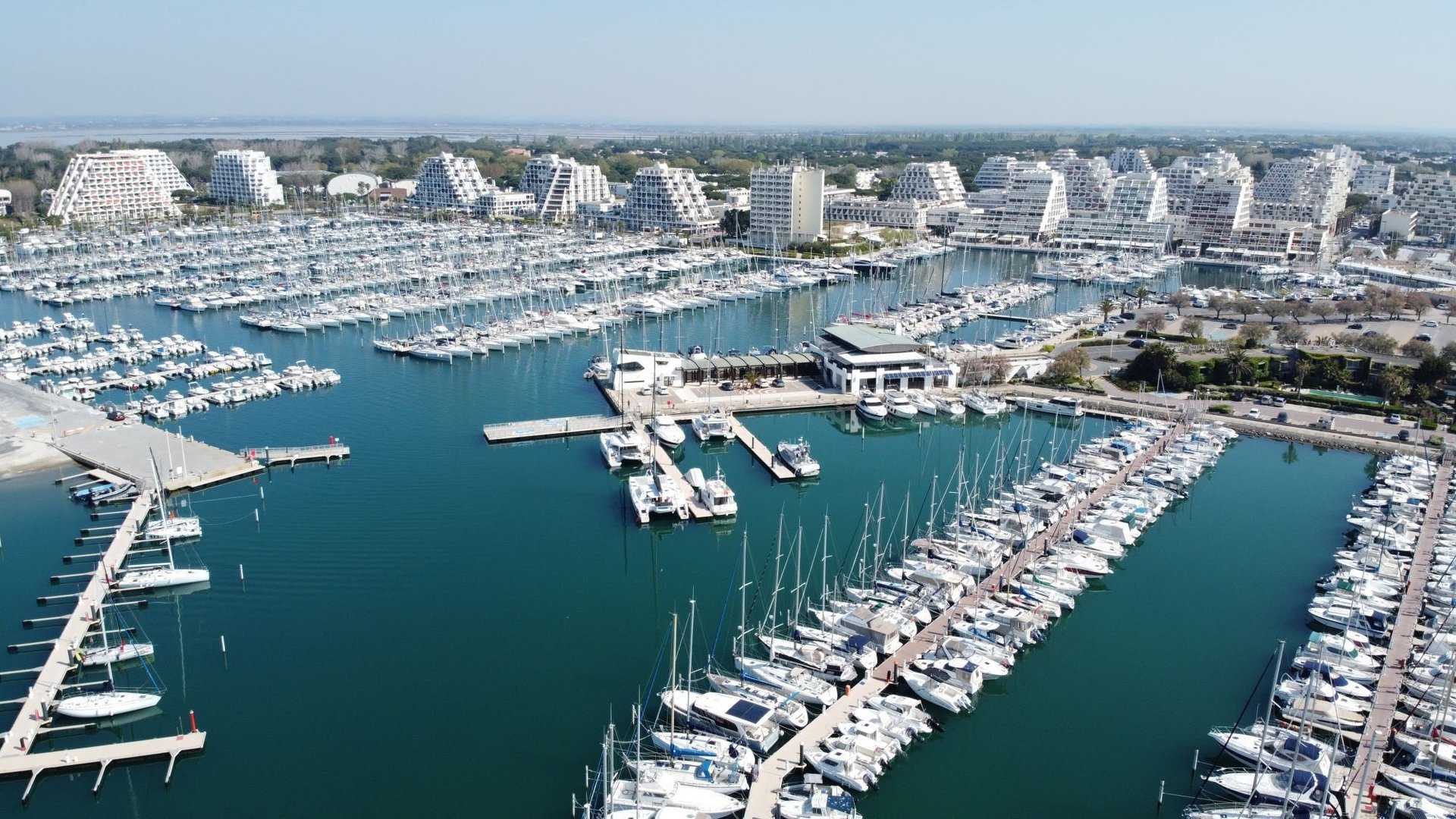 gray computer monitor