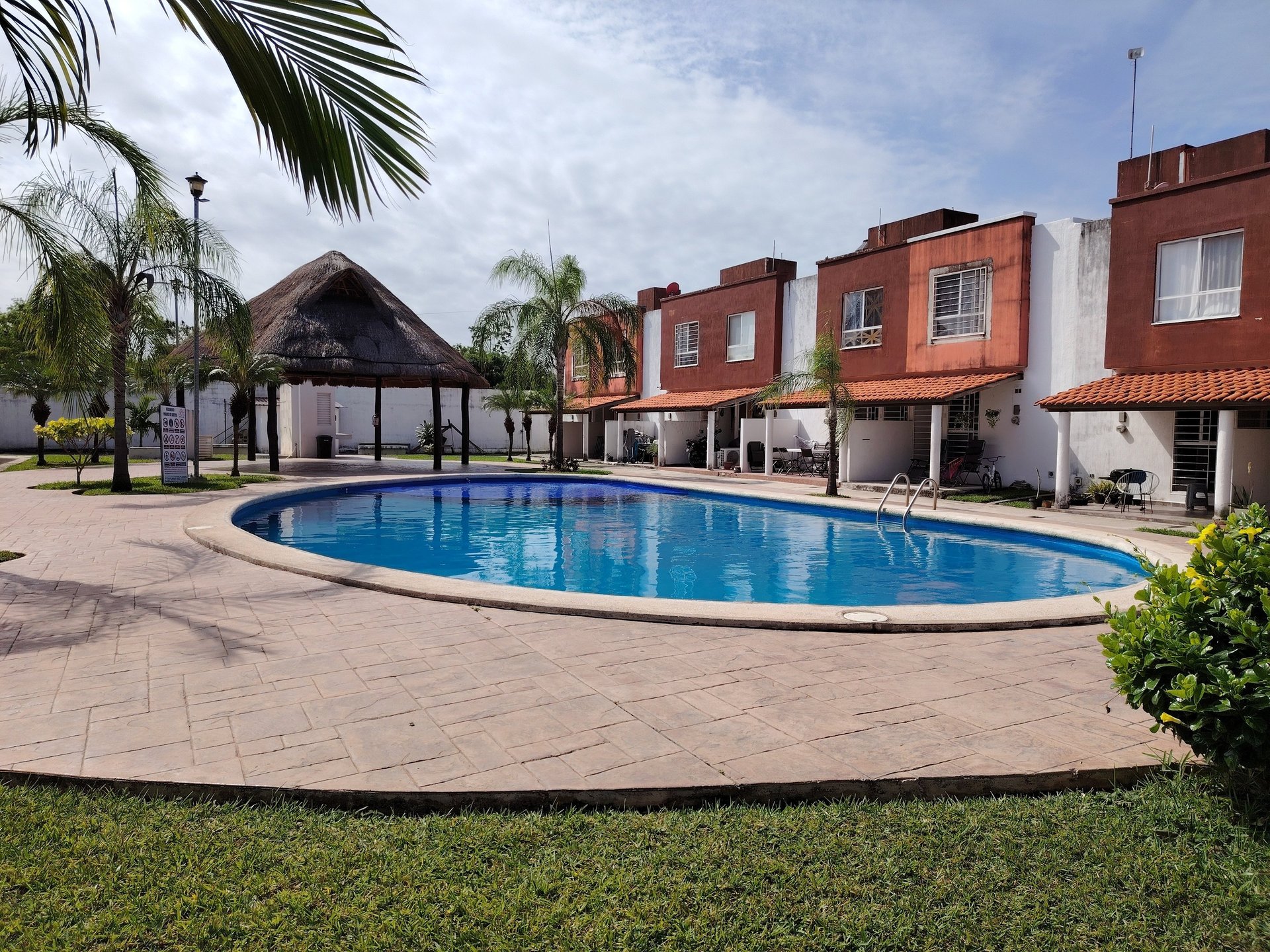 gray computer monitor