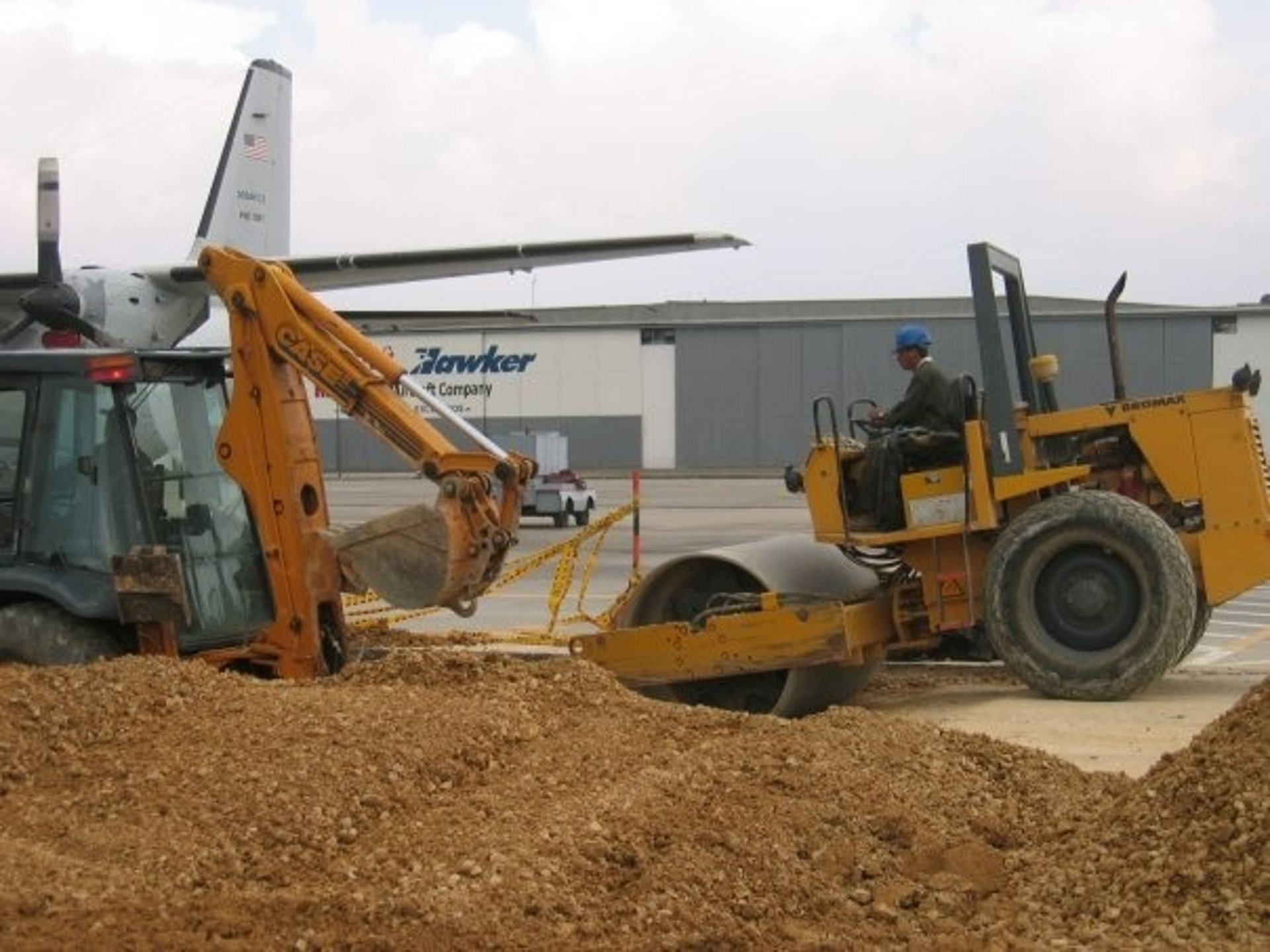 gray computer monitor