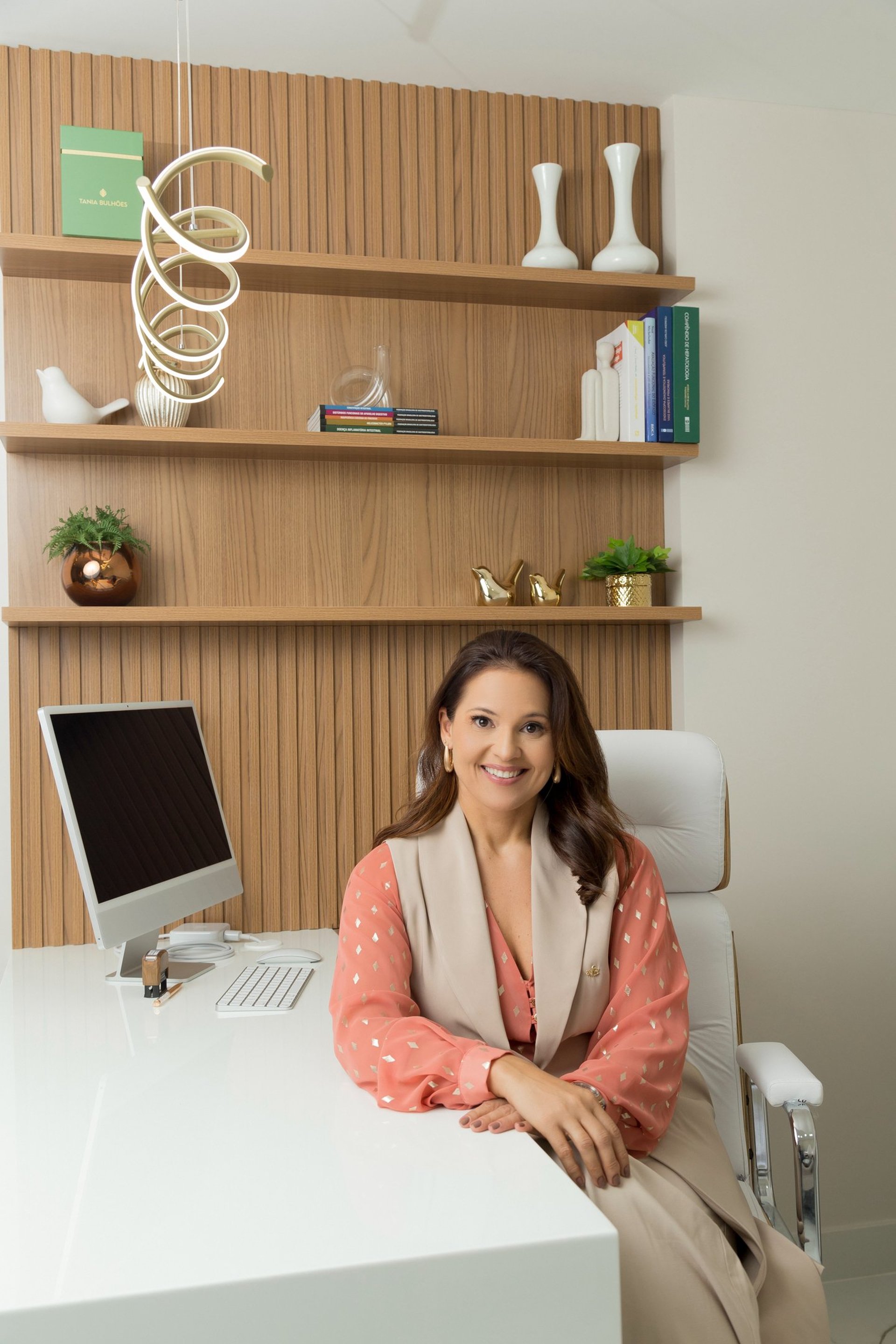 gray computer monitor