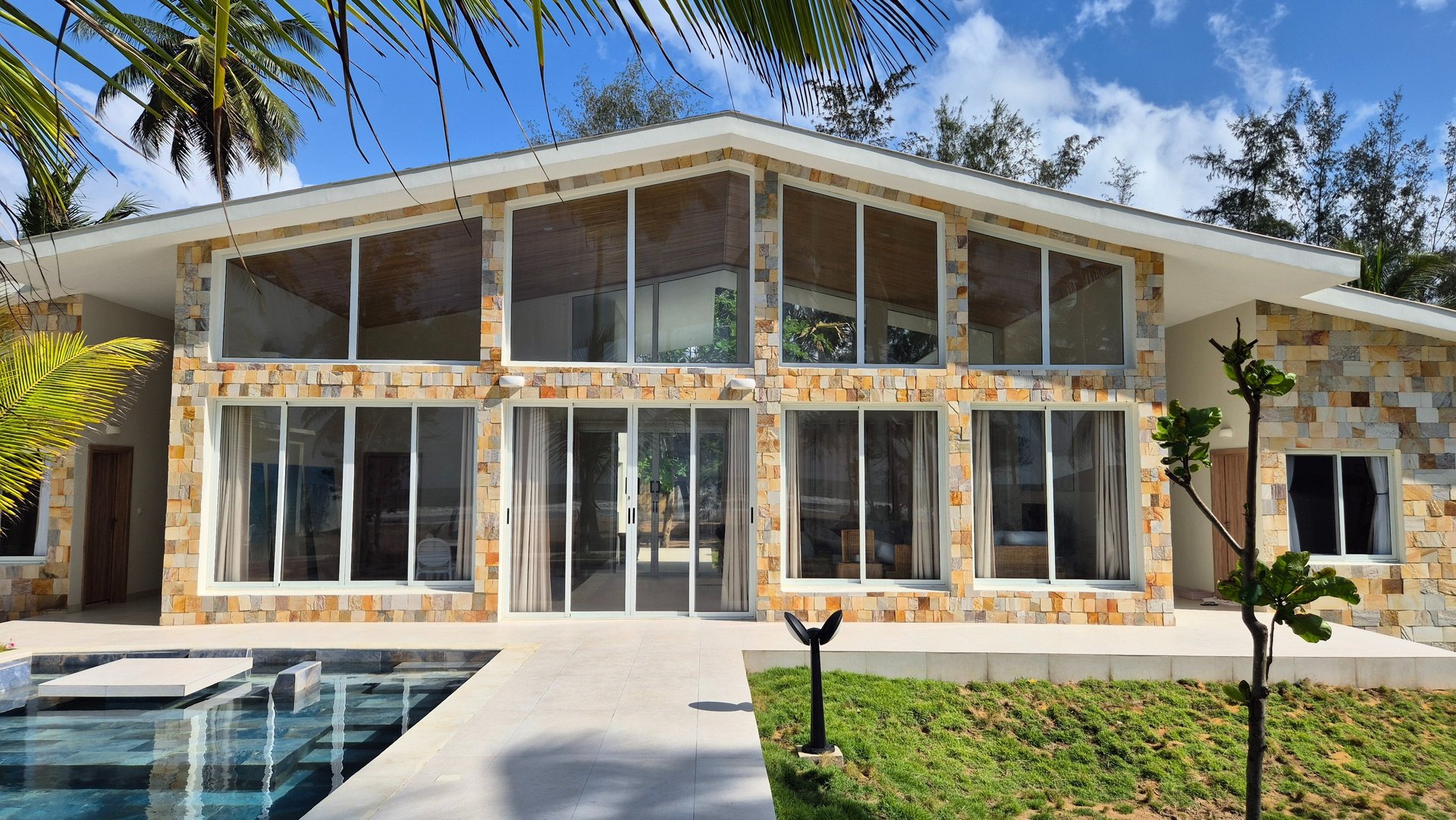 black and white bed linen