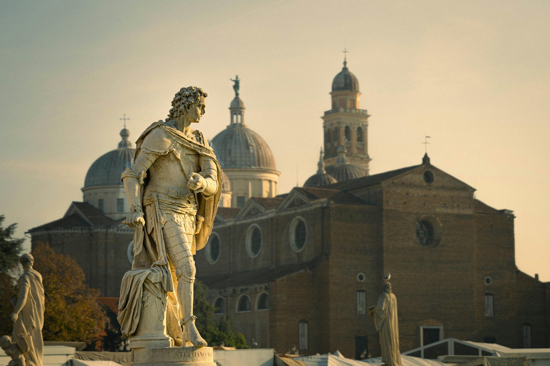 gray computer monitor