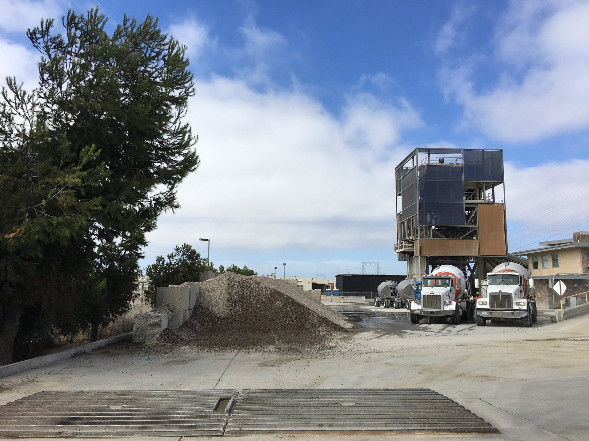 Cement aggregation plant with visual screening
